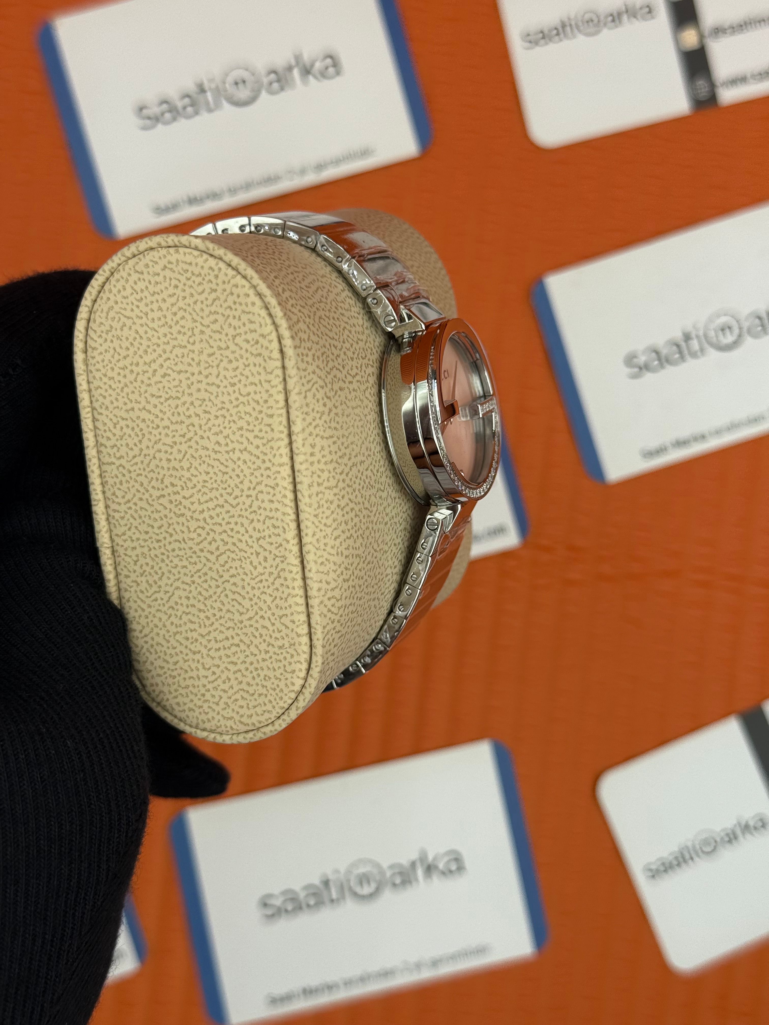 GUCCI sedefli beyaz kadran silver kordon 