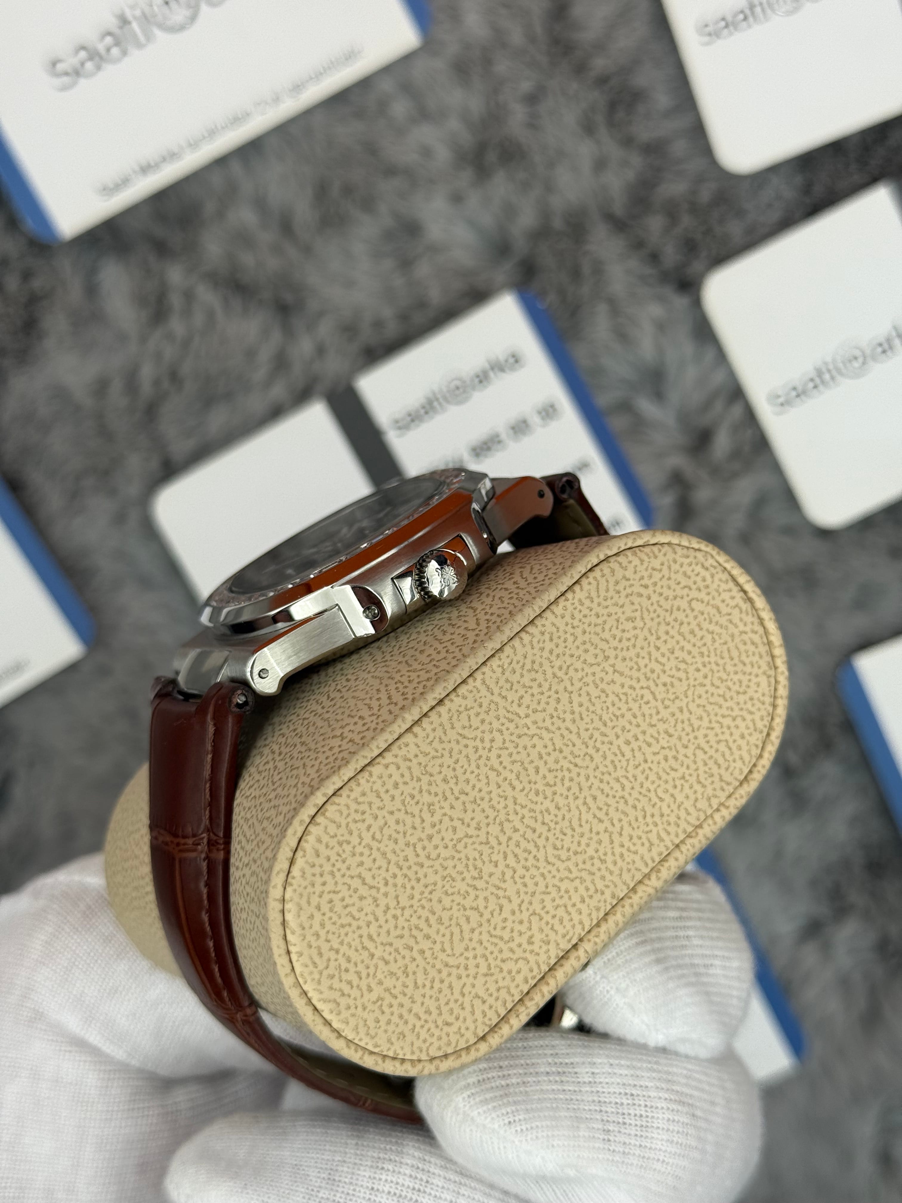 PATEK PHİLİPPE nautilus moontphase 5712 taşlı bezel kahverengi kadran kahverengi deri kordon silver kasa 40mm erkek kol saati