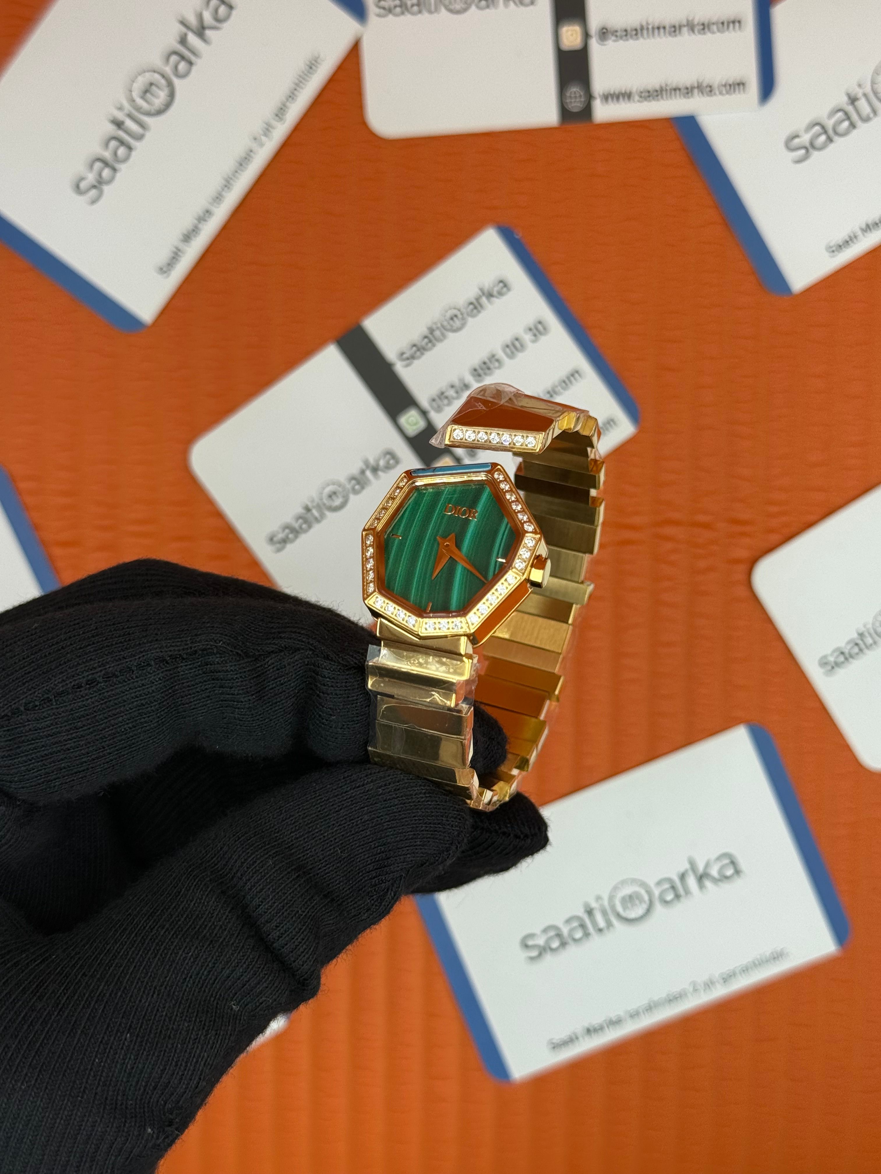 DİOR taşlı bezel yeşil kadran gold kasa kordon kadın kol saati