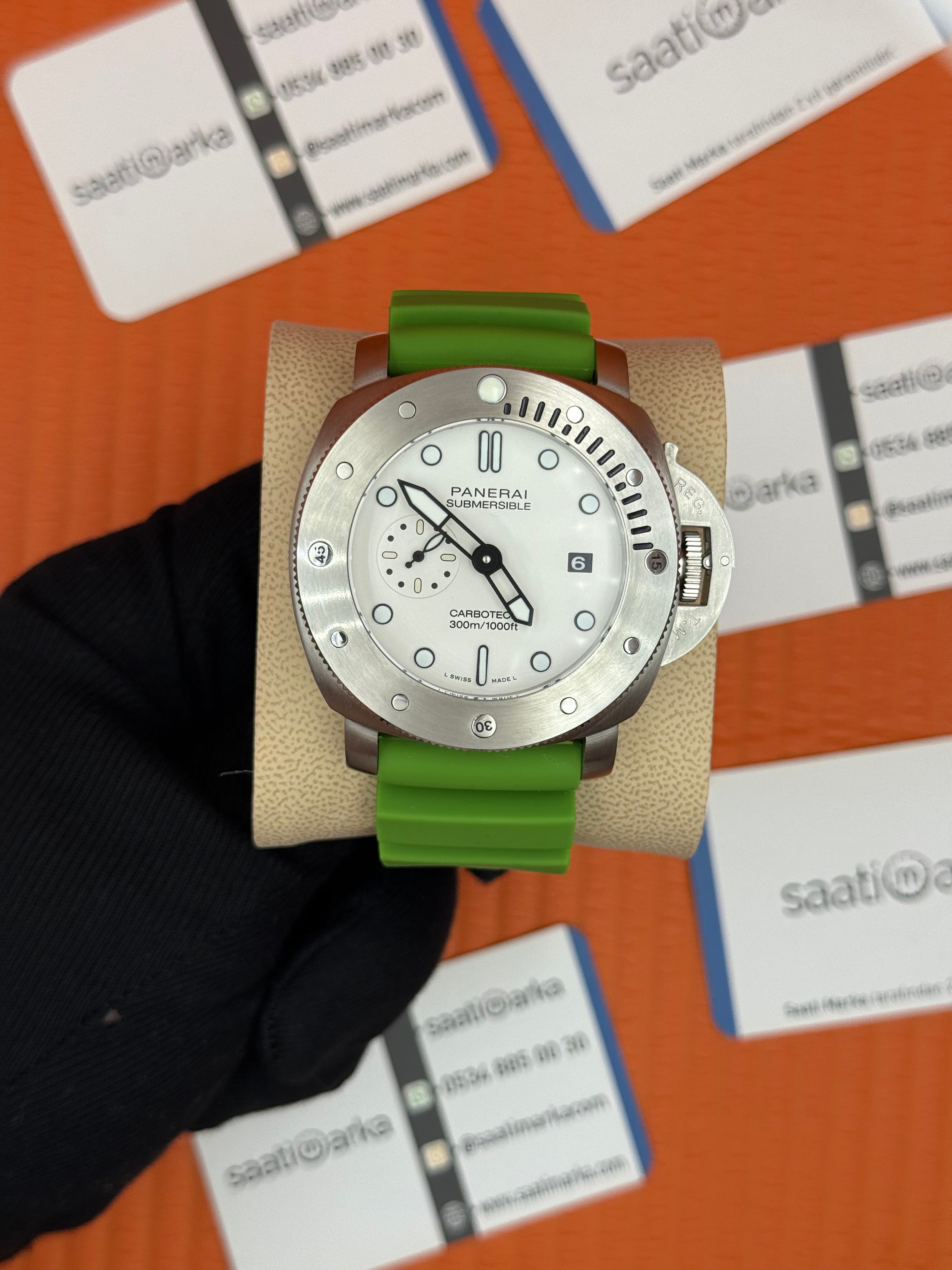 PANERAI submersible carbotec yeşil kauçuk kordon beyaz kadran silver kasa 