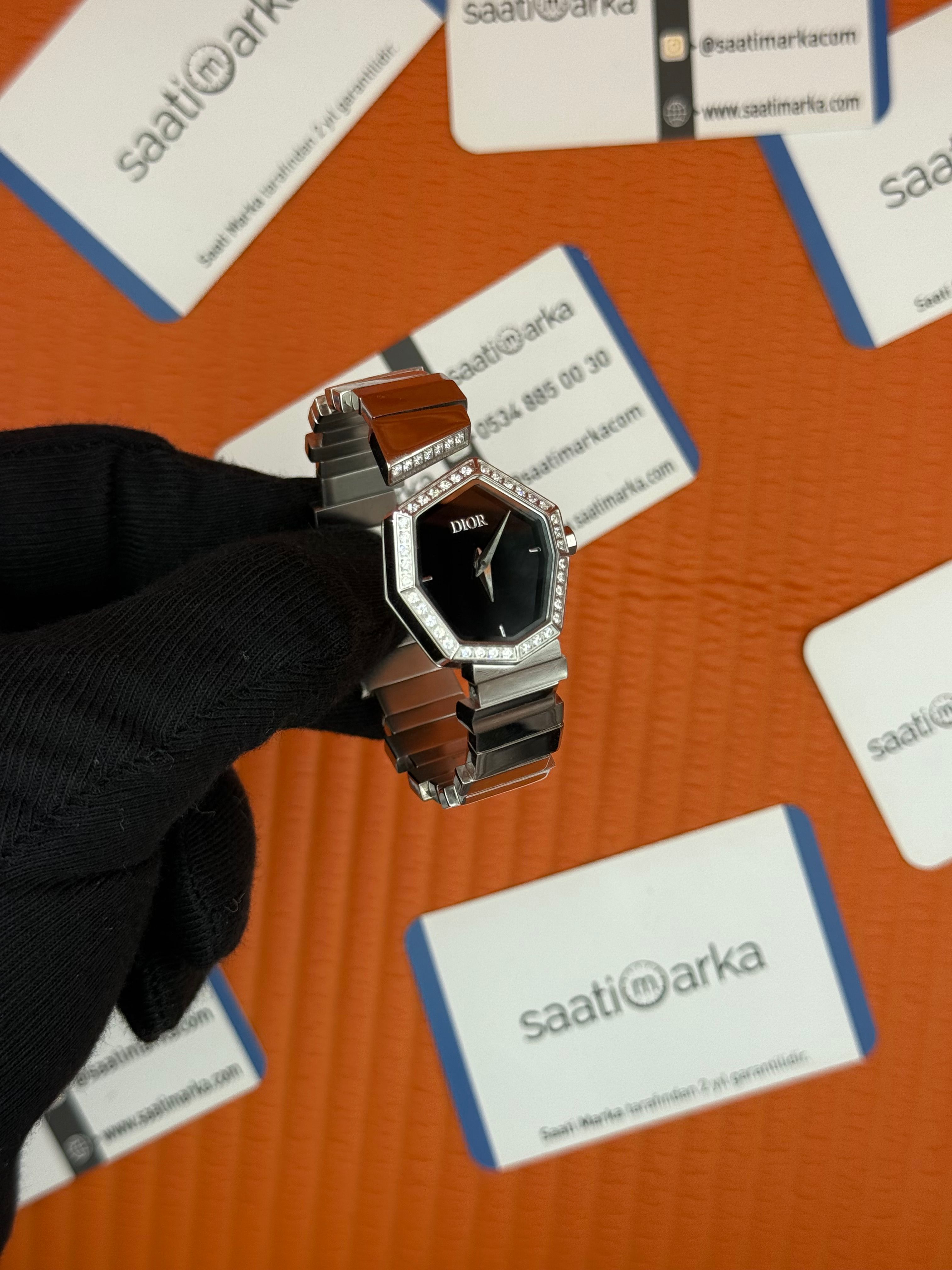 DİOR taşlı bezel siyah kadran silver kasa kordon kadı  kol saati