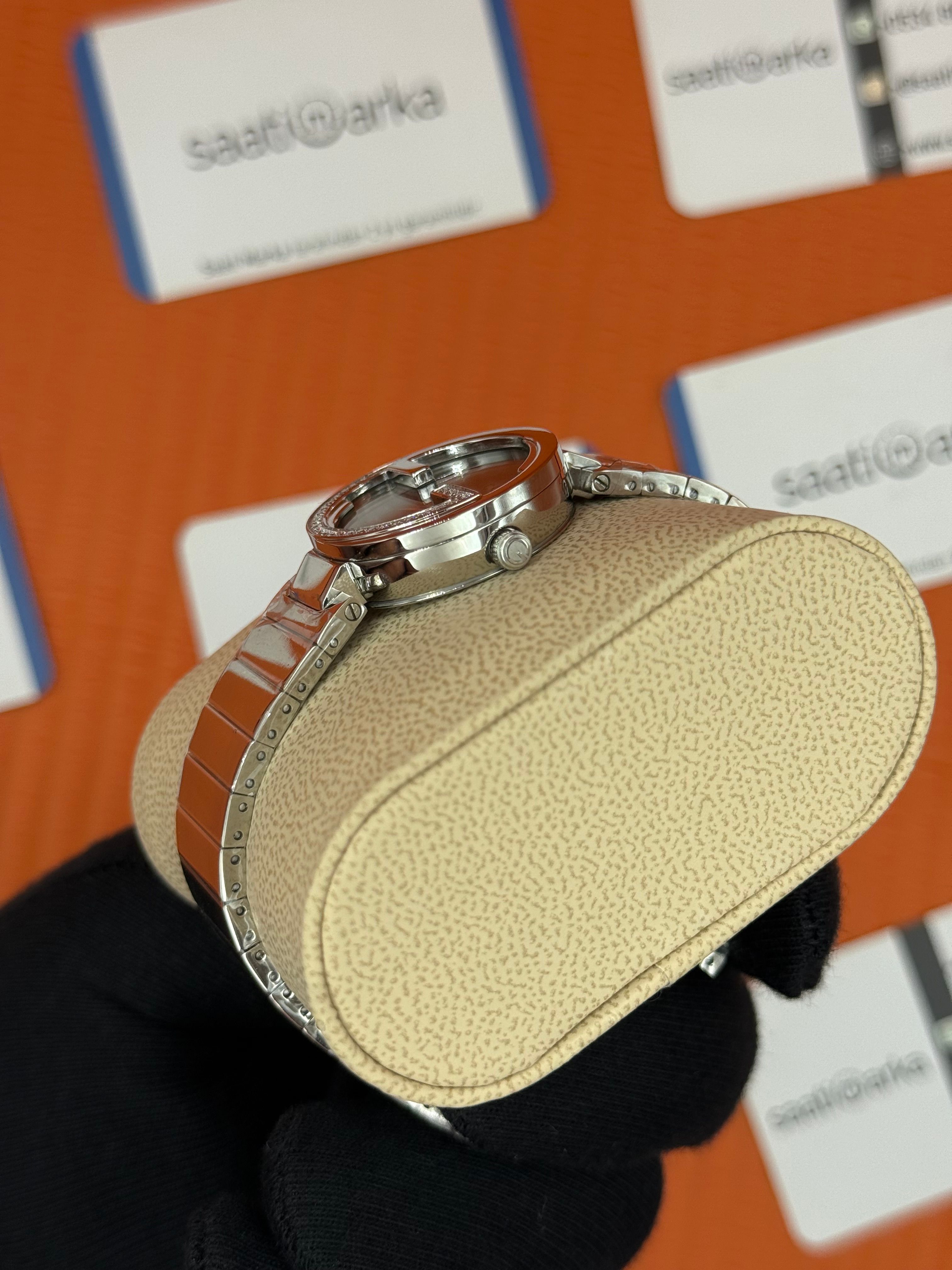 GUCCI antrasit kadran silver kordon taşlı bezel 