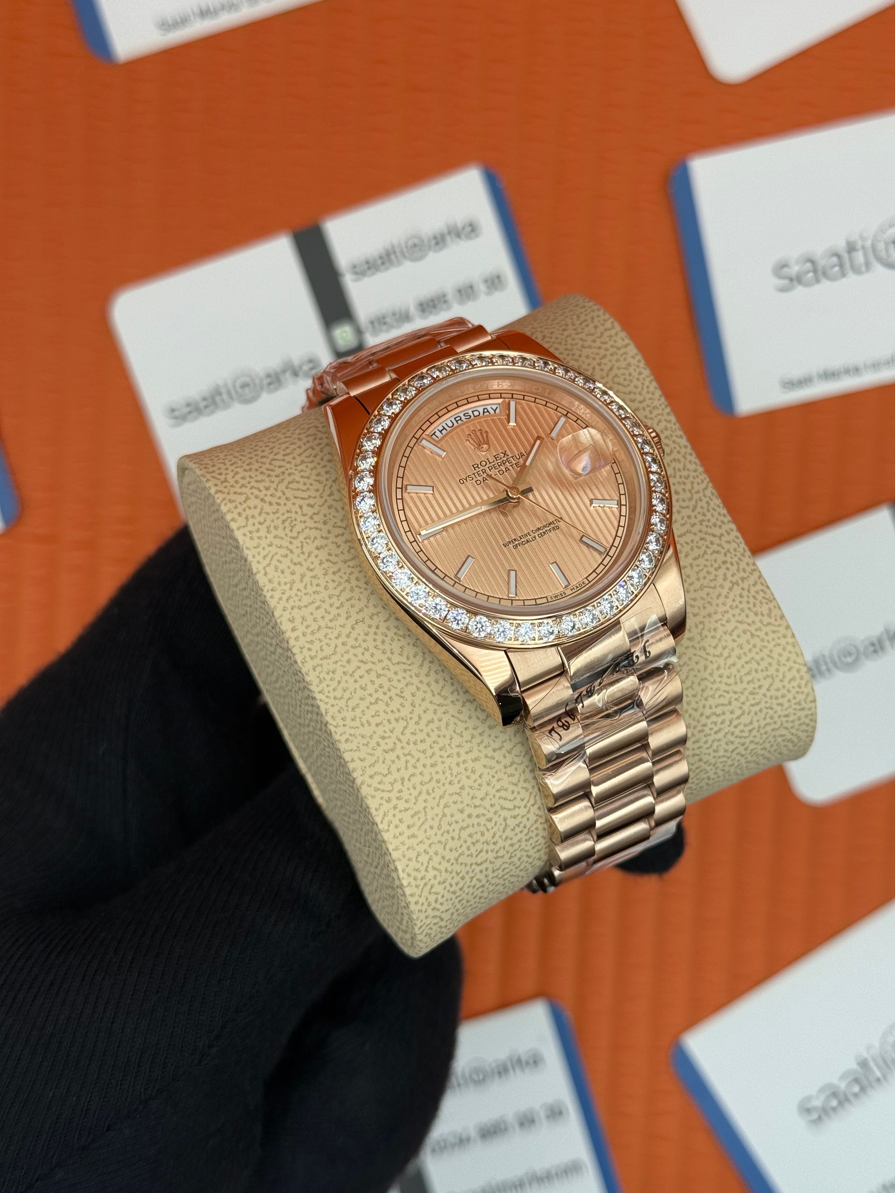 ROLEX Dsay Date taşlı bezel rose kadran rose kasa-kordon oyster