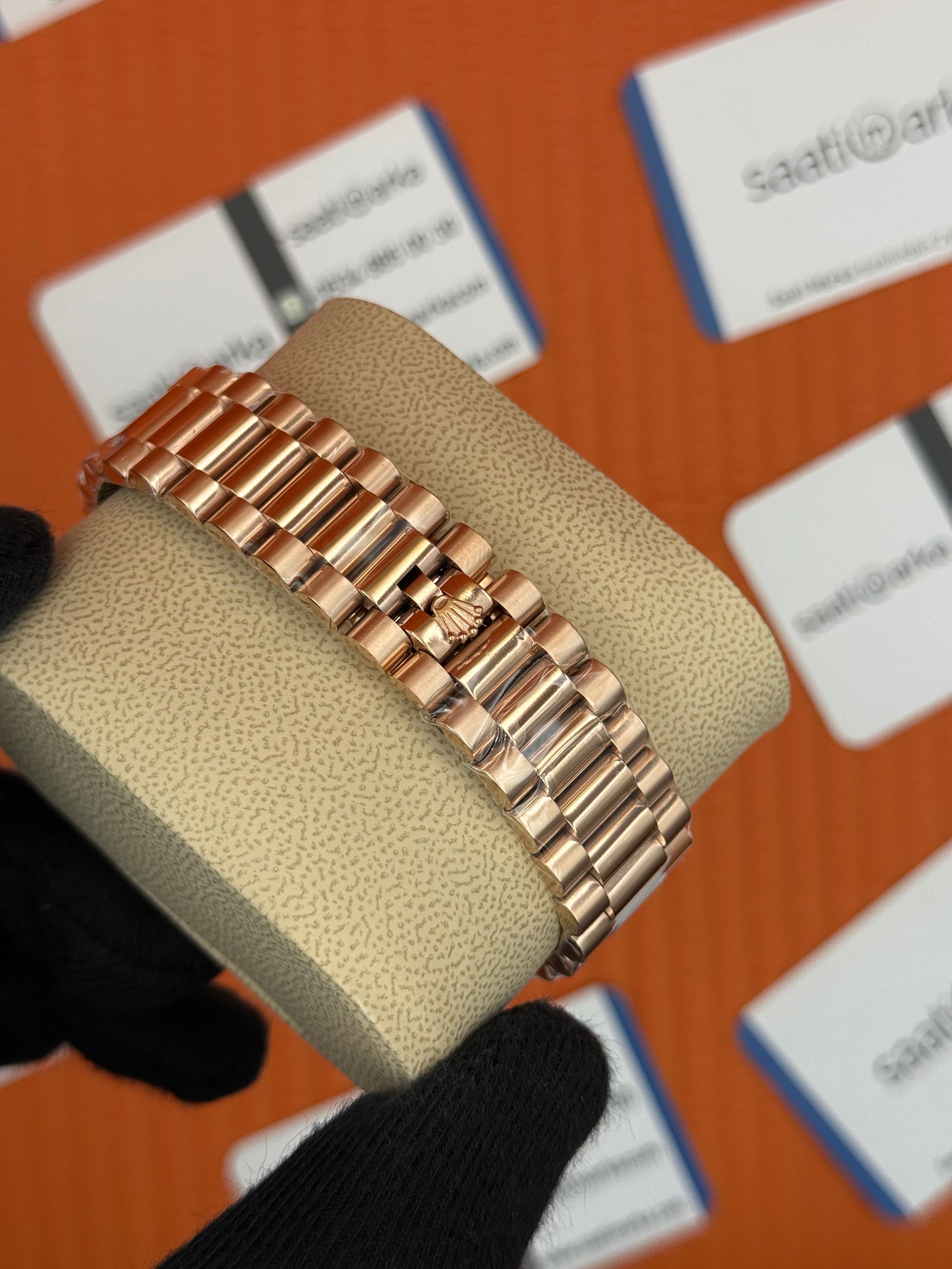 ROLEX Day Date taşlı bezel roma rakamlı beyaz kadarn rose kasa-kordon oyster