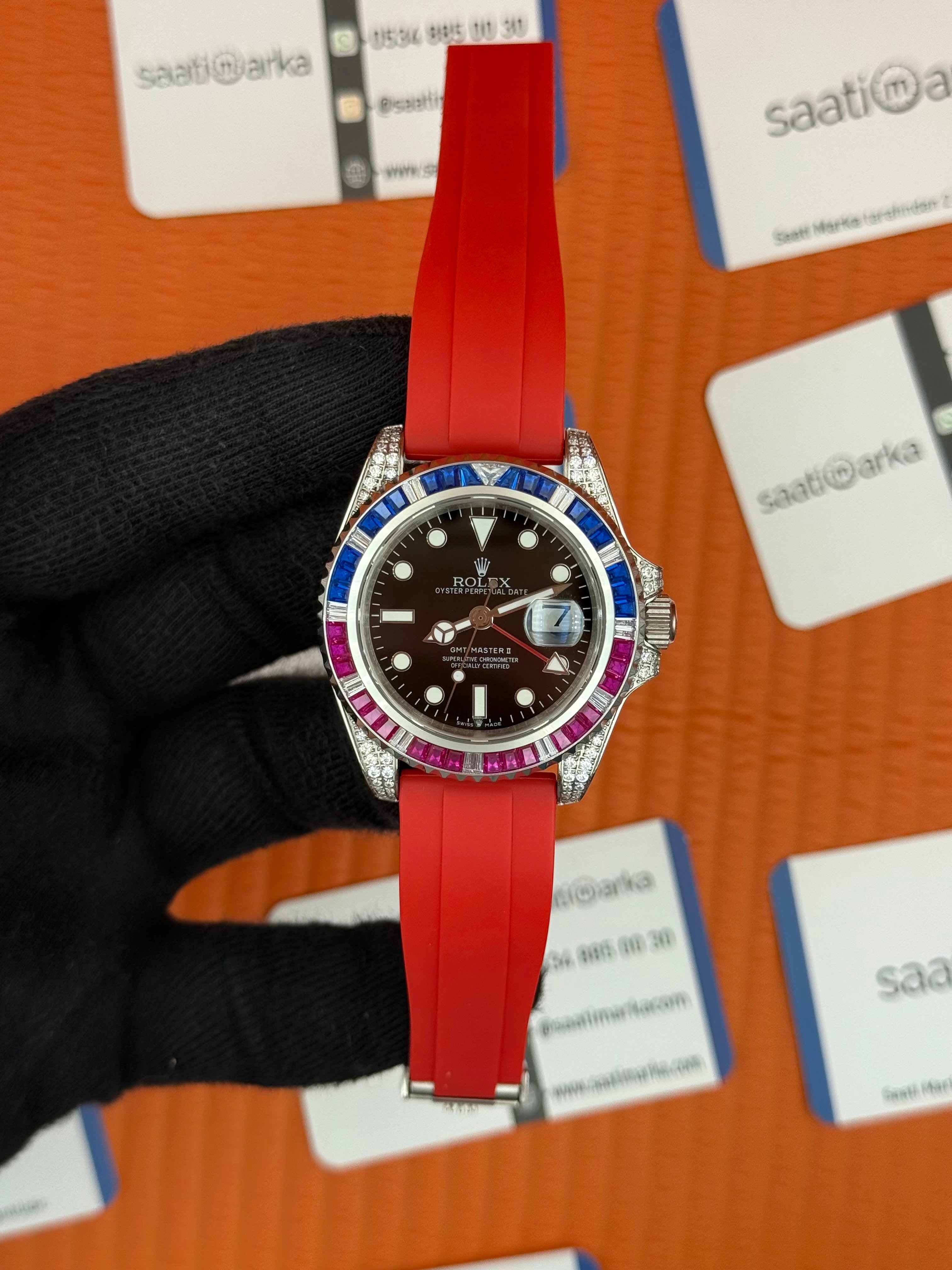 ROLEX GMT Master taşlı bezel siyah kadran kırmızı kauçuk kordon