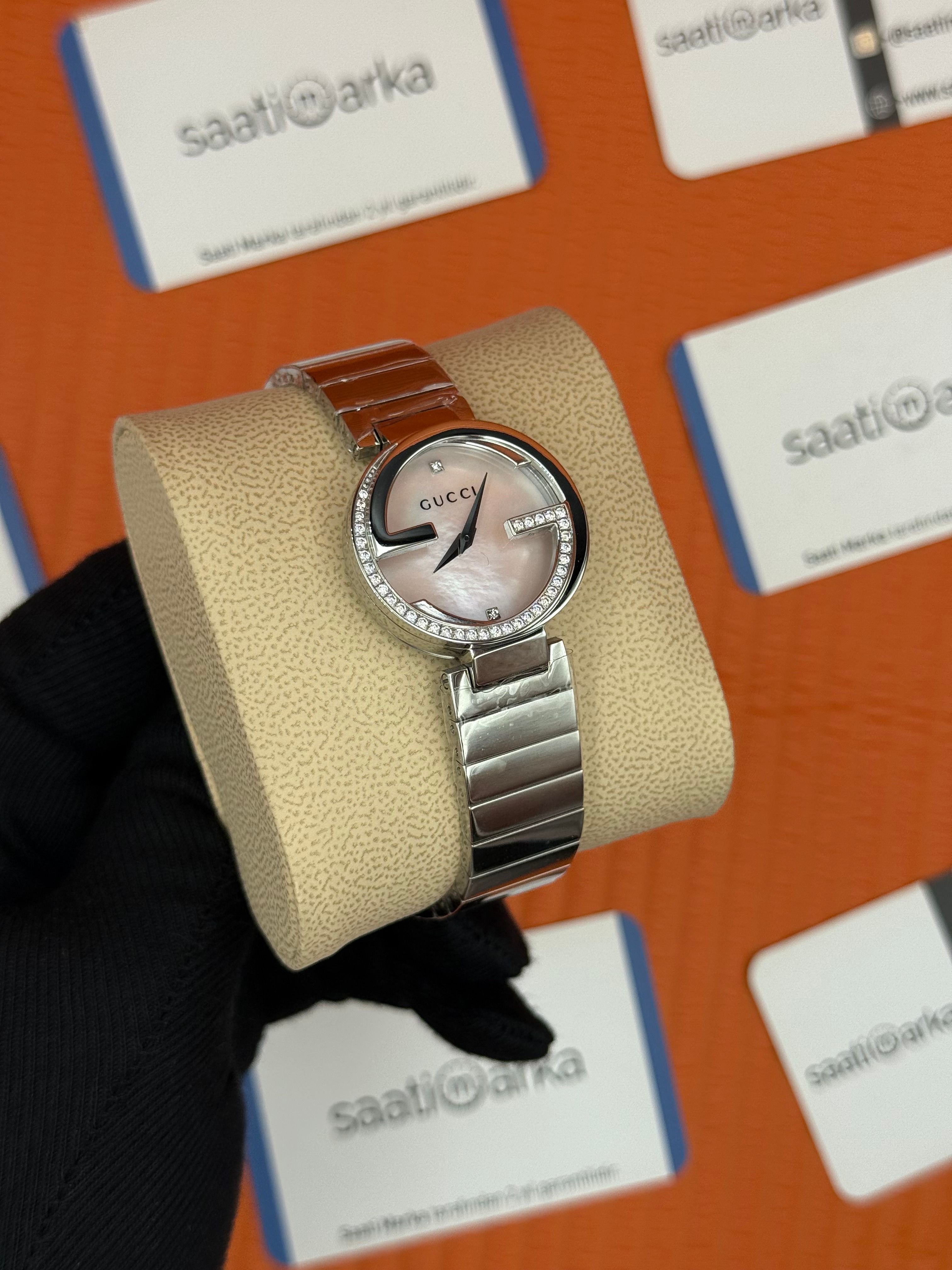 GUCCI sedefli beyaz kadran silver kordon 