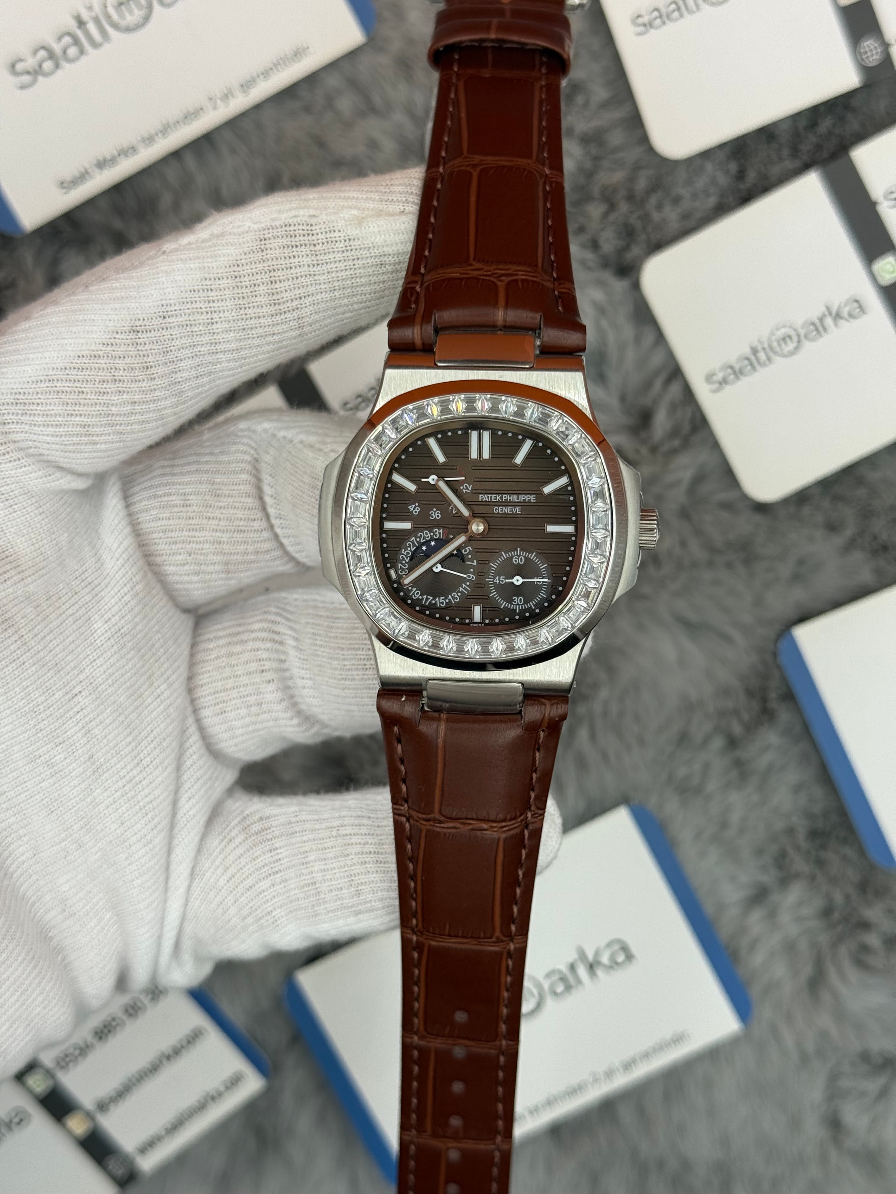 PATEK PHİLİPPE nautilus moontphase 5712 taşlı bezel kahverengi kadran kahverengi deri kordon silver kasa 40mm erkek kol saati