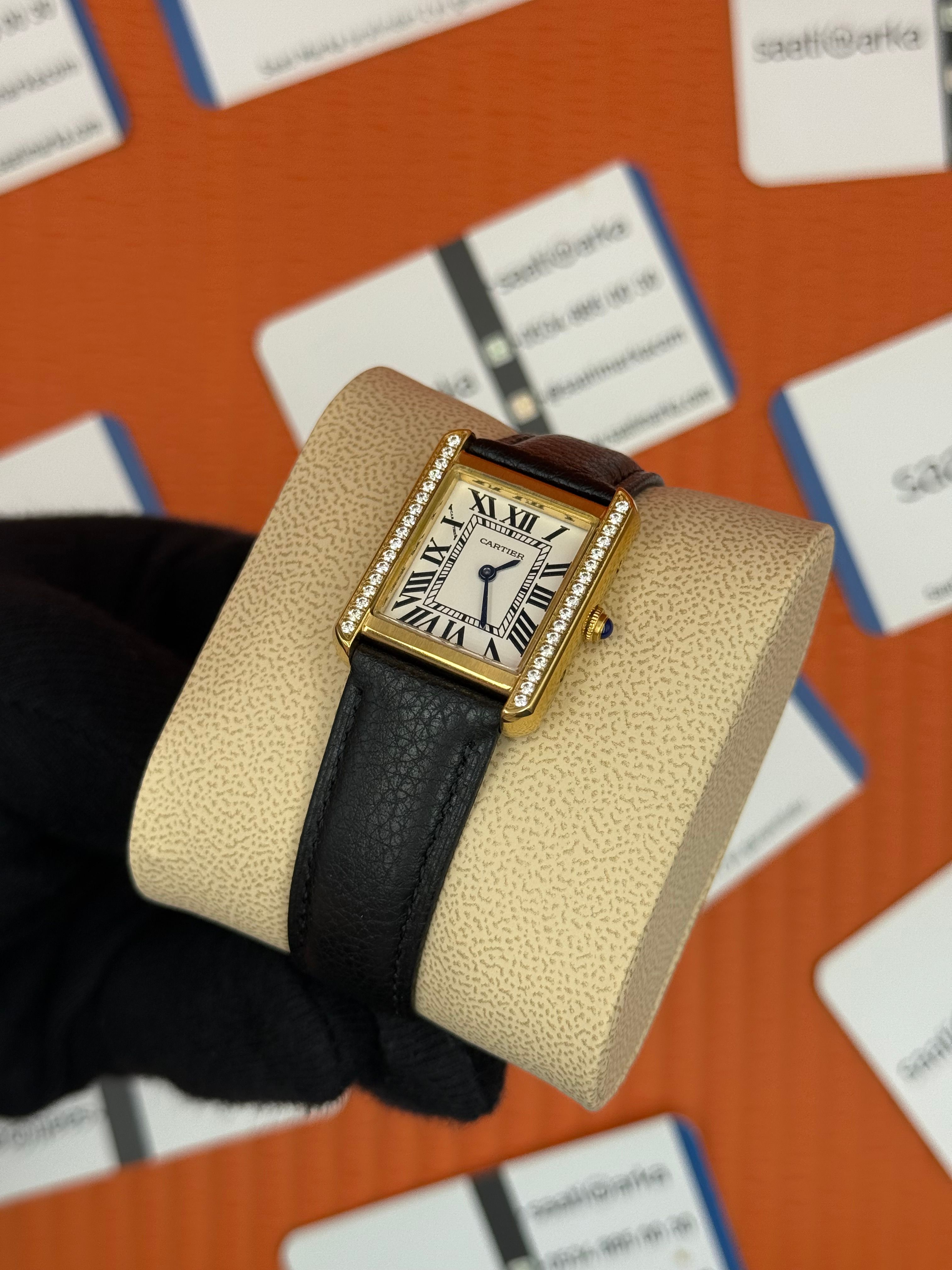 CARTIER Tank 29mm kadın kol saati gold kasa taşlı bezel siyah deri kordon