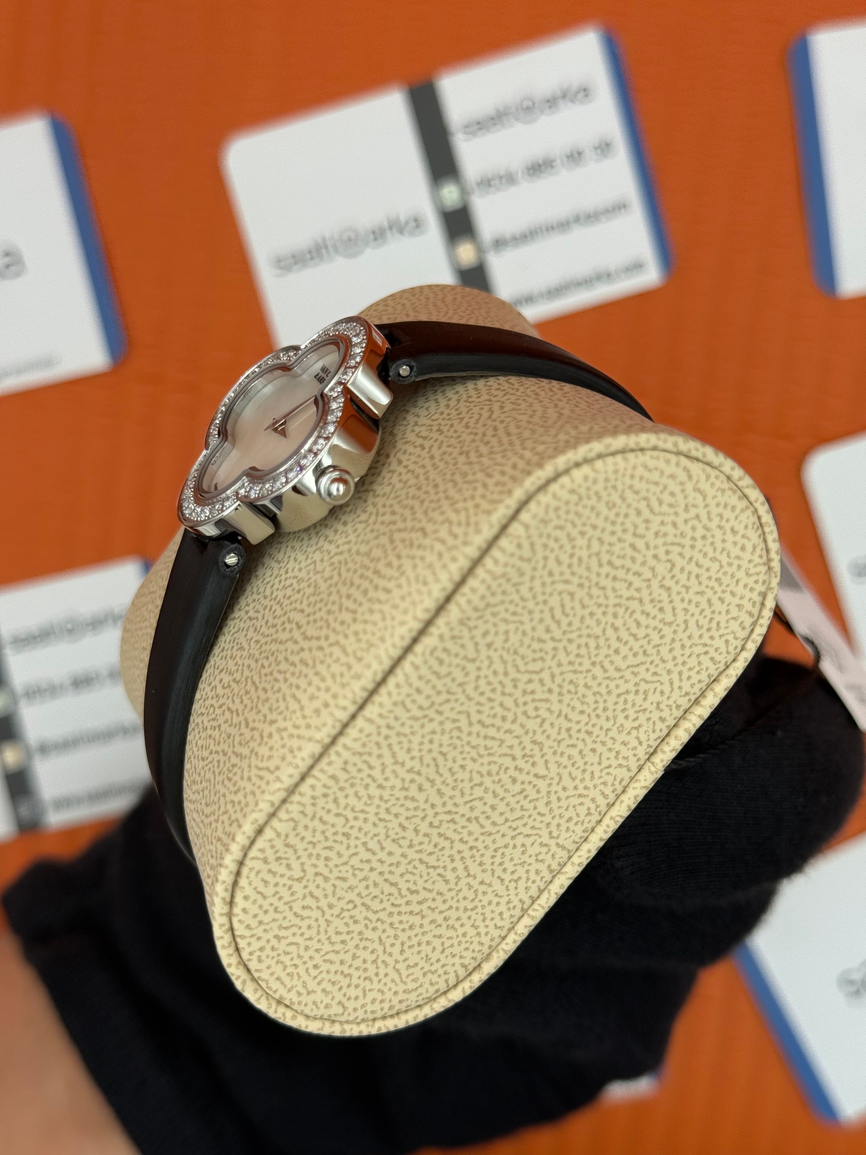 VAN CLEEF beyaz kadran siyah deri kordon taşlı bezel kadın kol saati