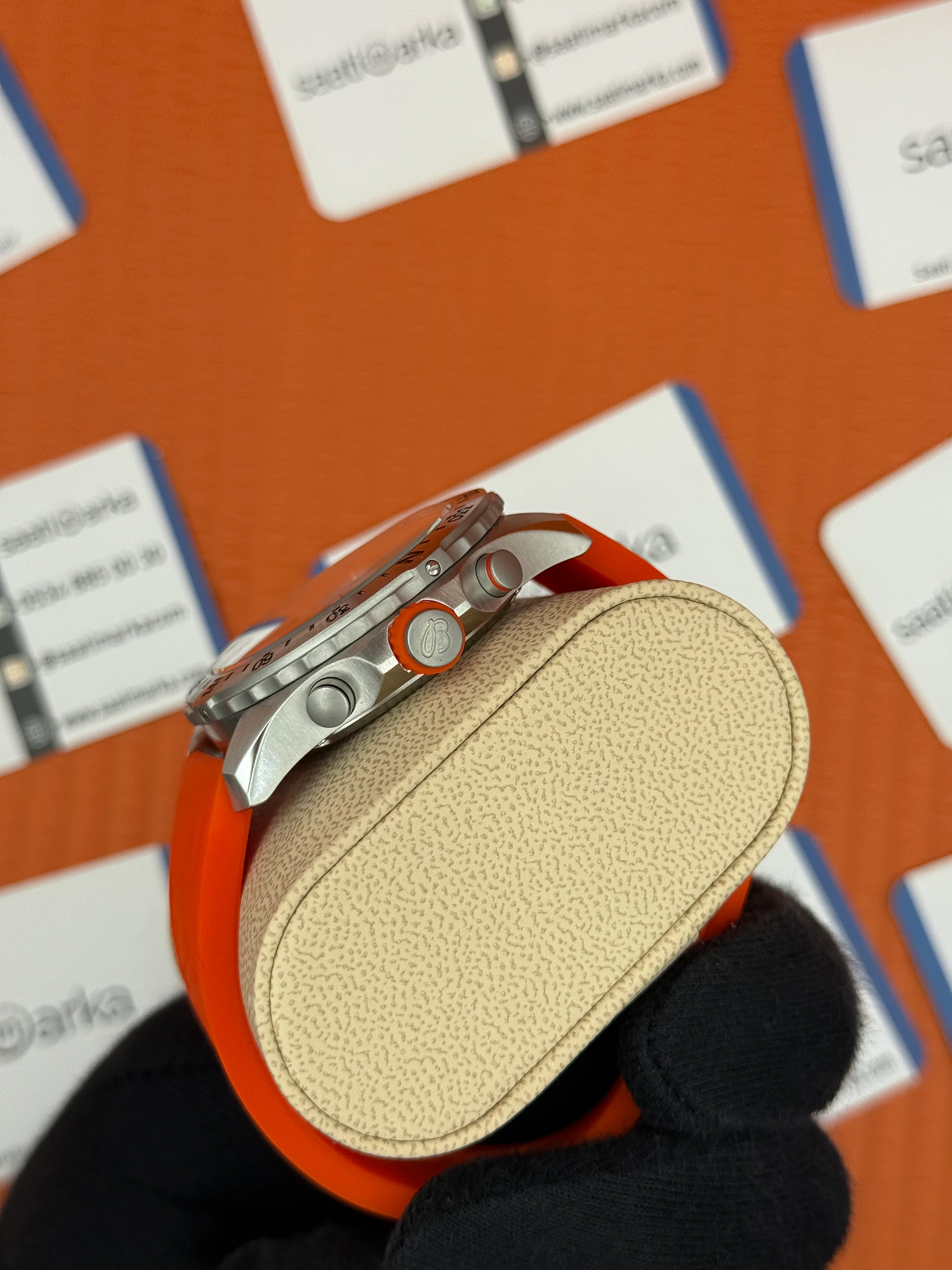 BREITLING Endurance turuncu kauçuk kordon gri kadran çelik kasa