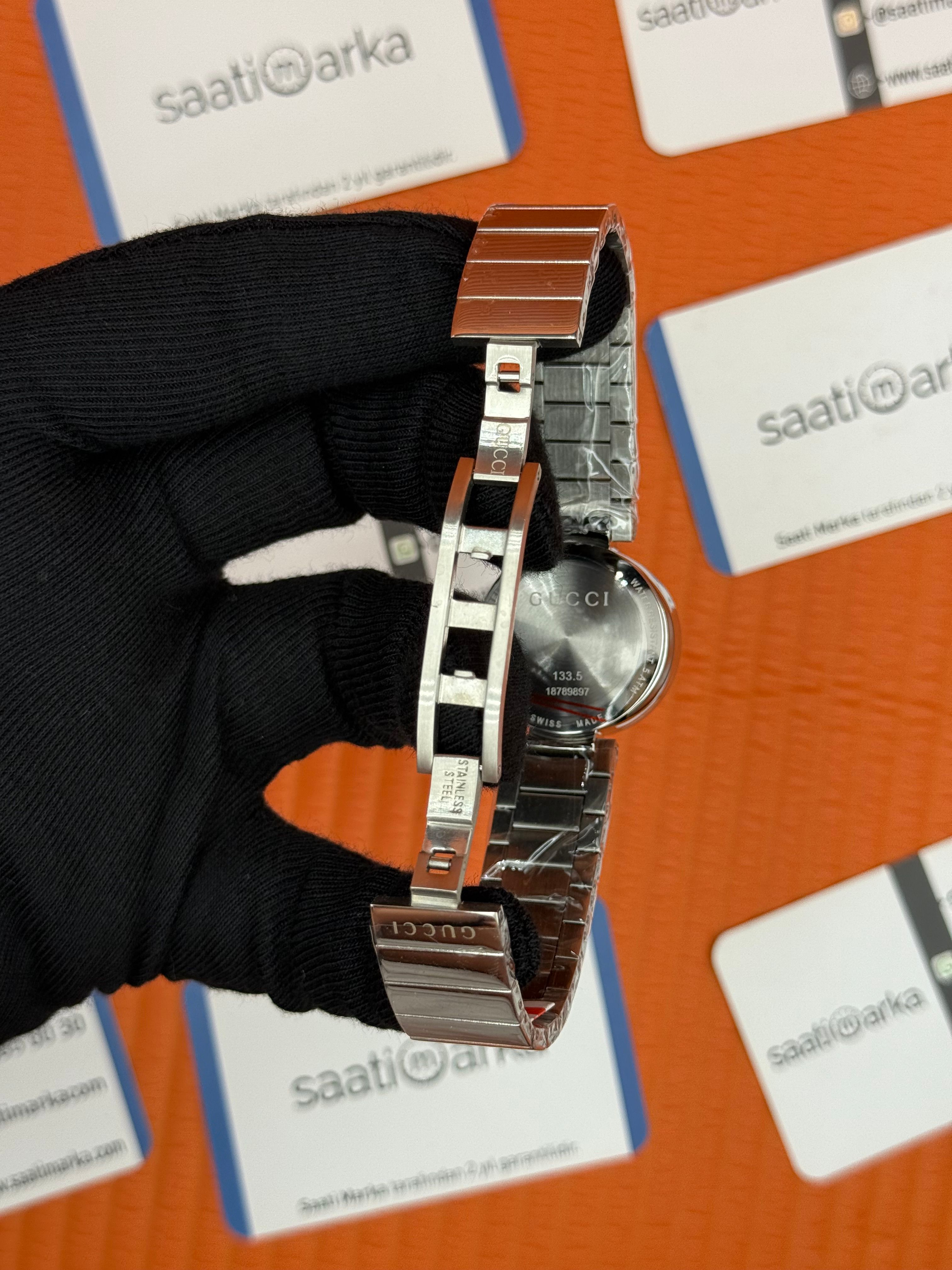GUCCI sedefli beyaz kadran silver kordon 