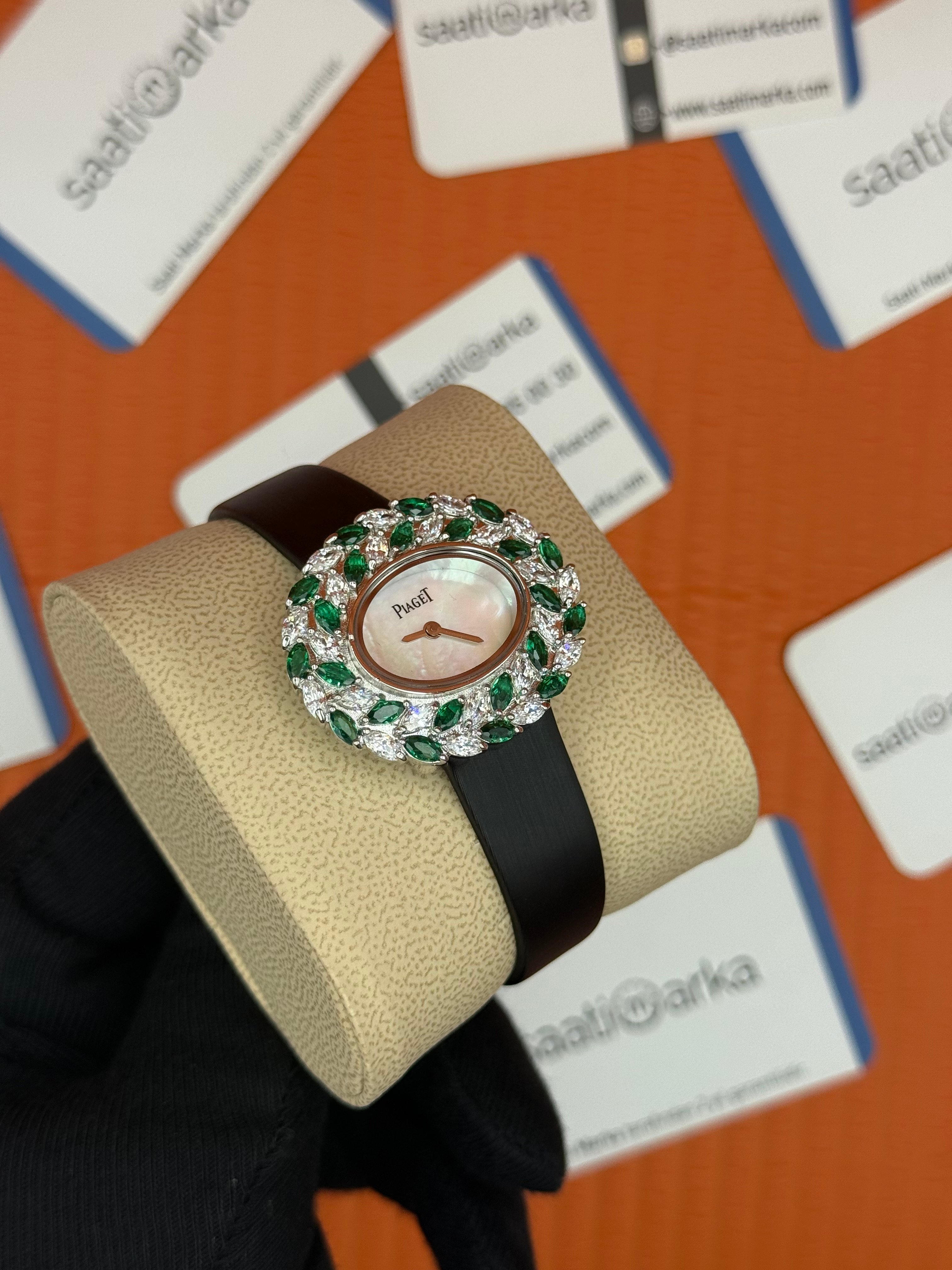PIAGET taşlı bezel sedef kadran deri siyah kordon