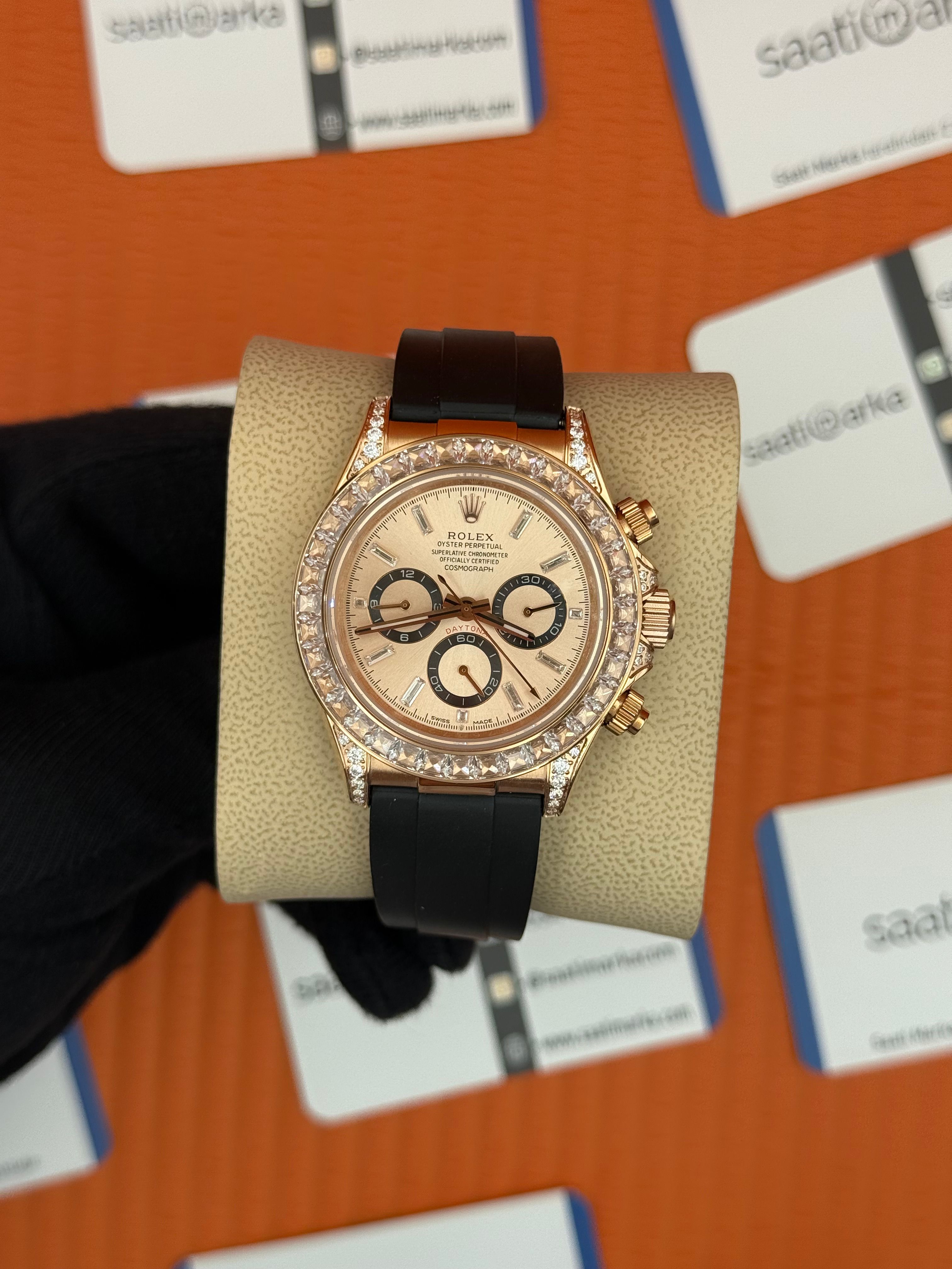 ROLEX Daytona taşlı bezel rose dial siyah kauçuk kordon