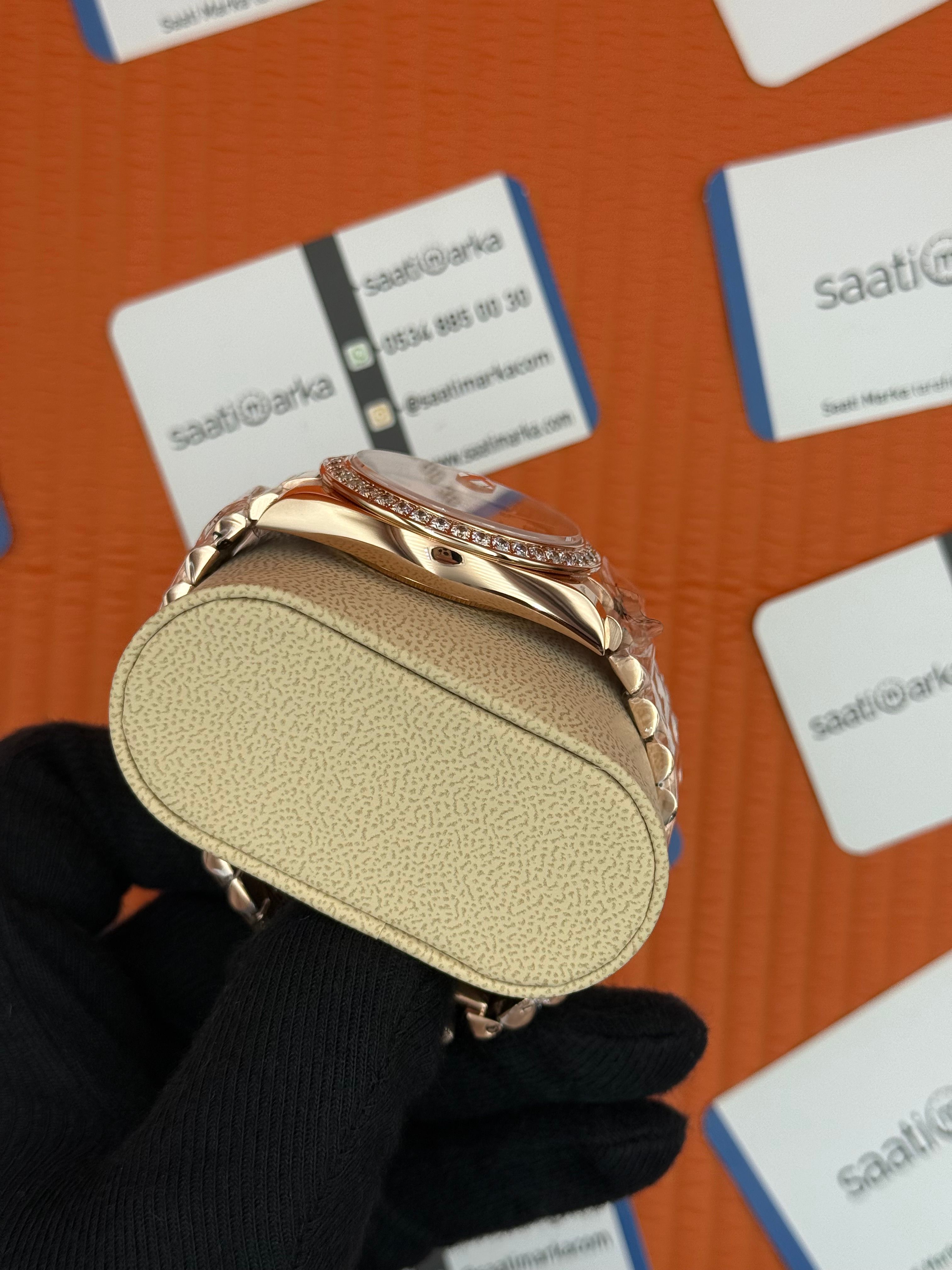 ROLEX Dsay Date taşlı bezel rose kadran rose kasa-kordon oyster