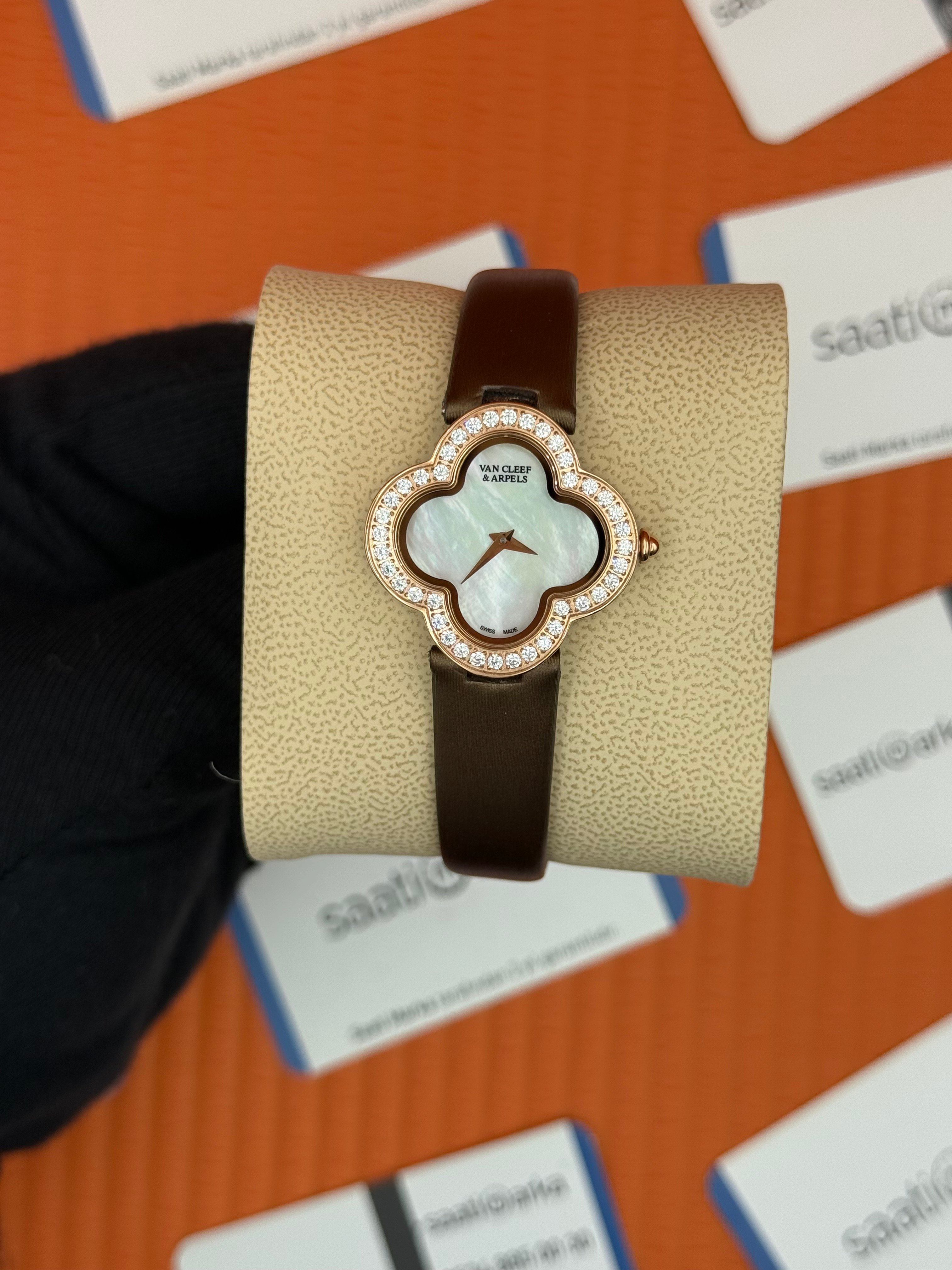 VAN CLEEF beyaz kadran kahverengi deri kordon taşlı bezel kadın kol saati