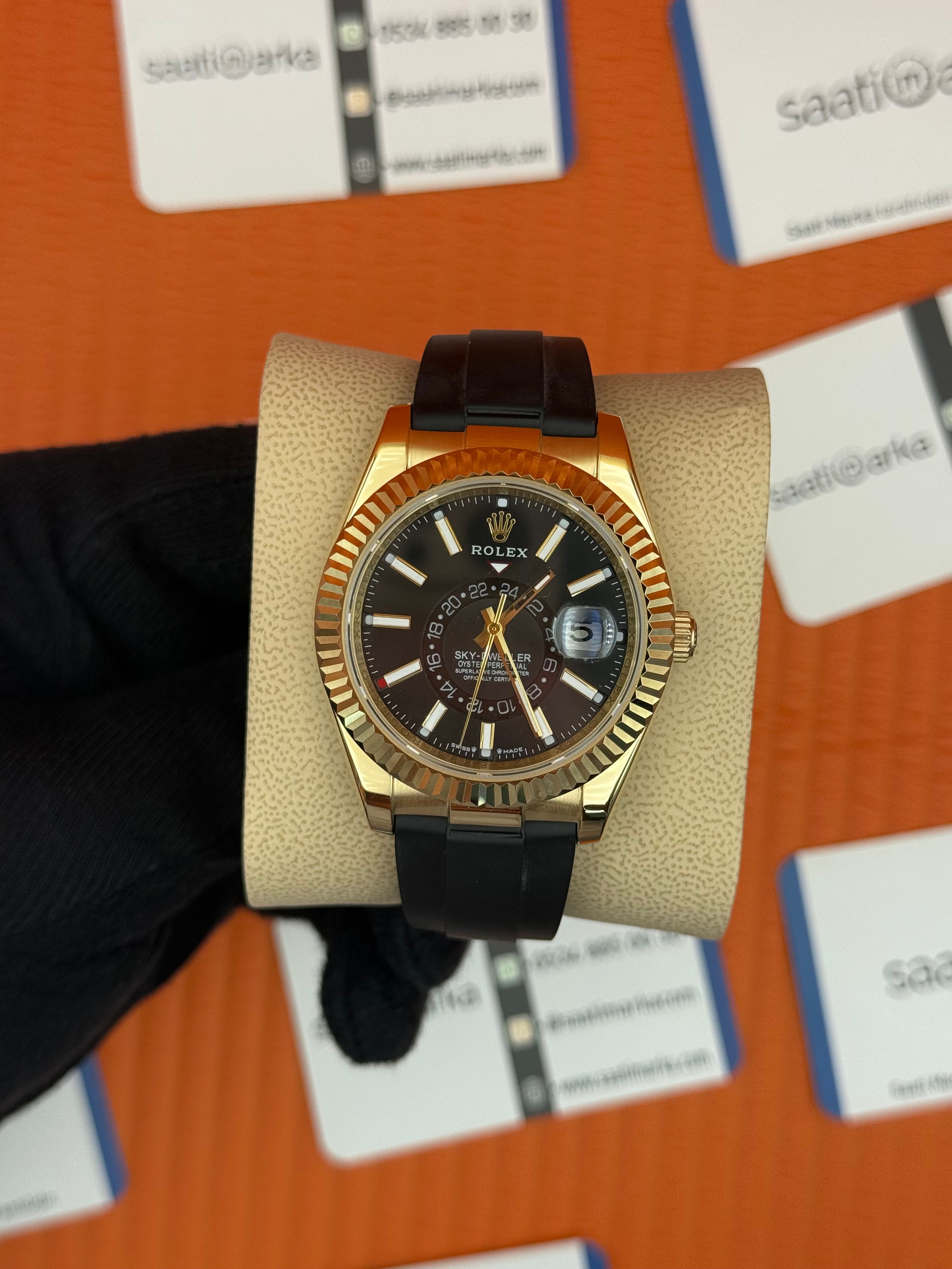 ROLEX Sky Dweller black dial gold kasa siyah kauçuk kordon