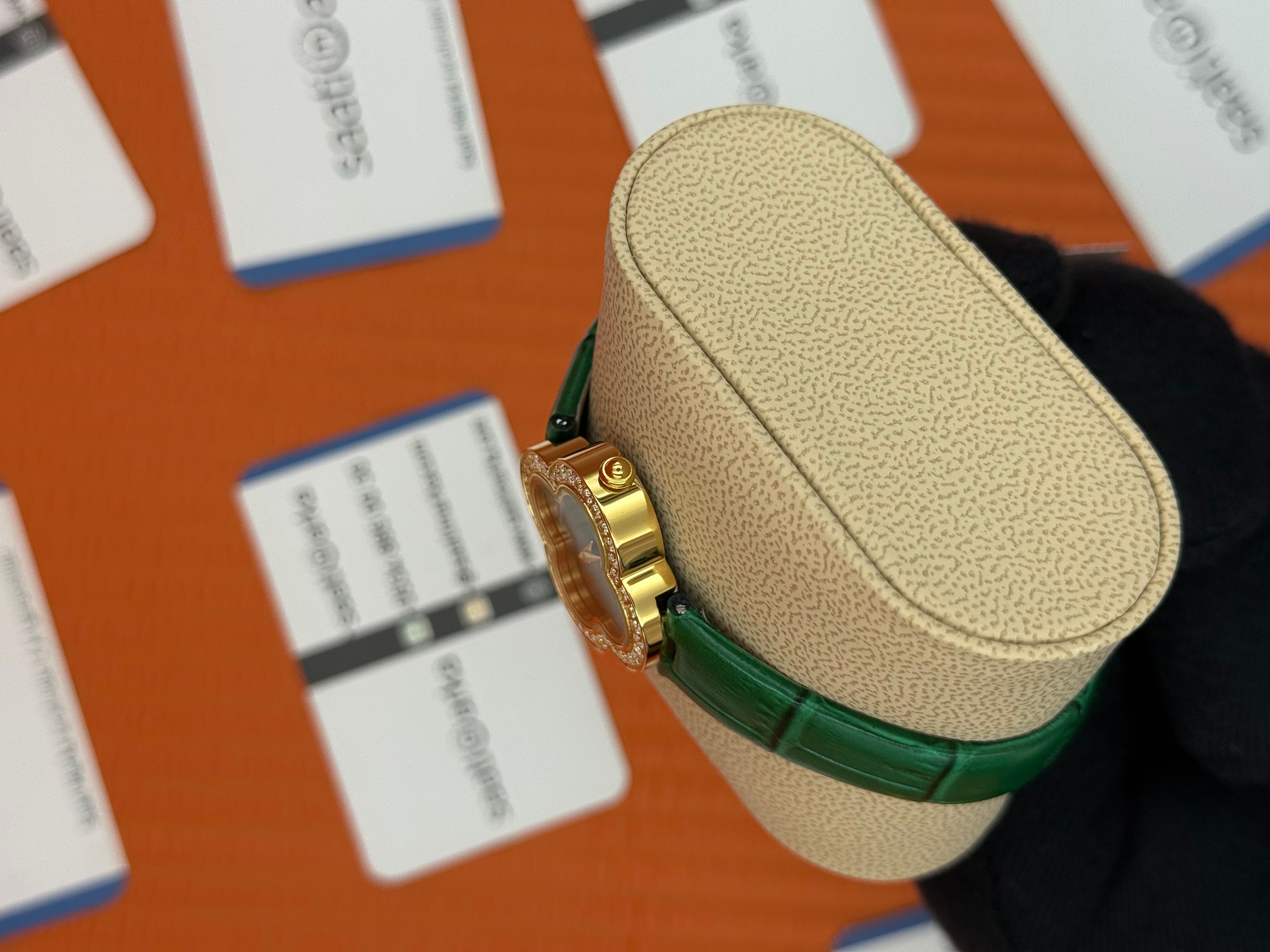 VAN CLEEF yeşil kadran yeşil deri kordon gold kasa taşlı bezel kadın kol saati