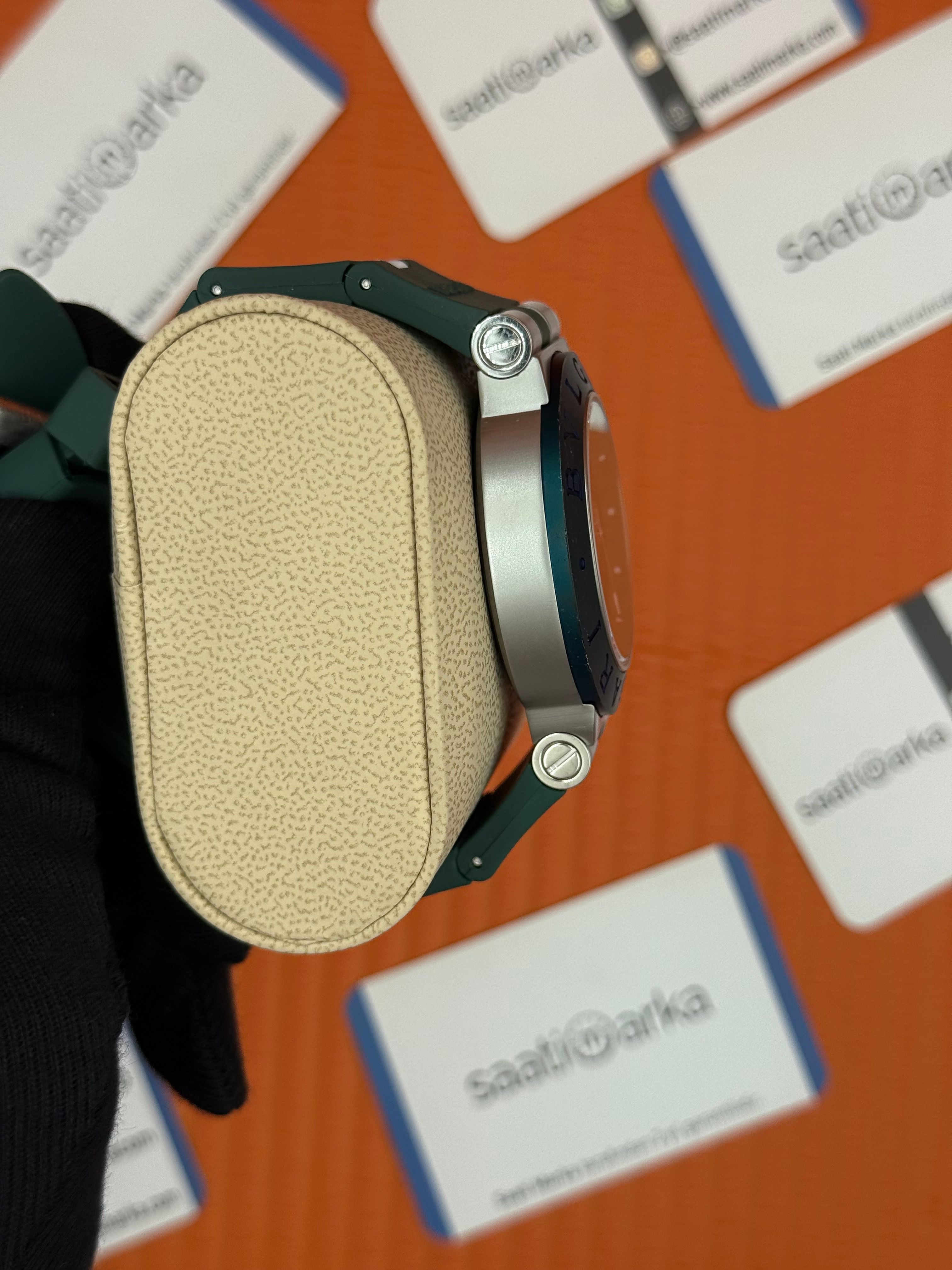 BVLGARI 104076 aluminium kasa yeşil kadran yeşil kauçuk kordon 