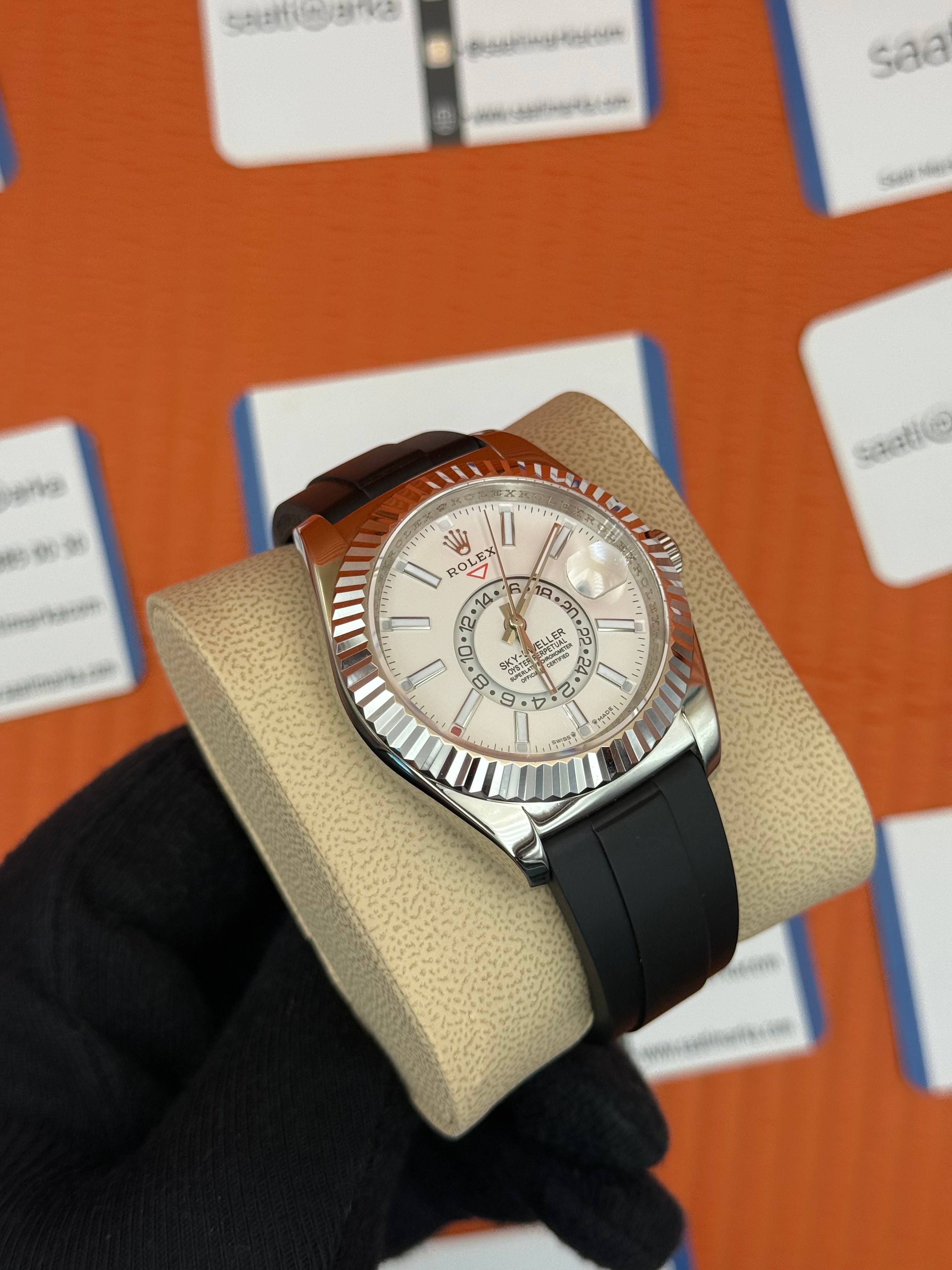 ROLEX Sky Dweller white dial silver kasa siyah kauçuk kordon