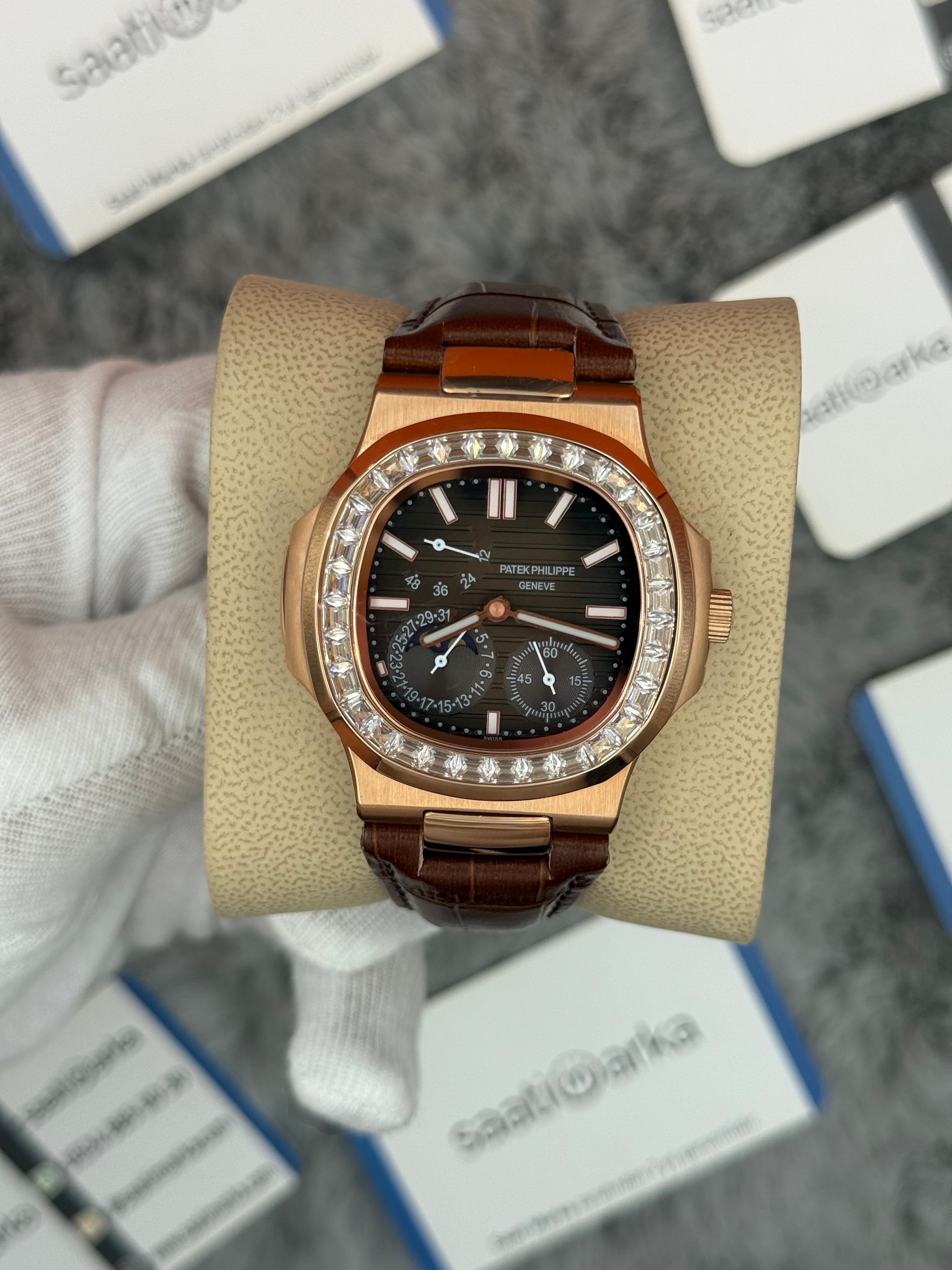 PATEK PHİLİPPE nautilus moontphase 5712 taşlı bezel kahverengi kadran kahverengi deri korodon 40mm erkek kol saati