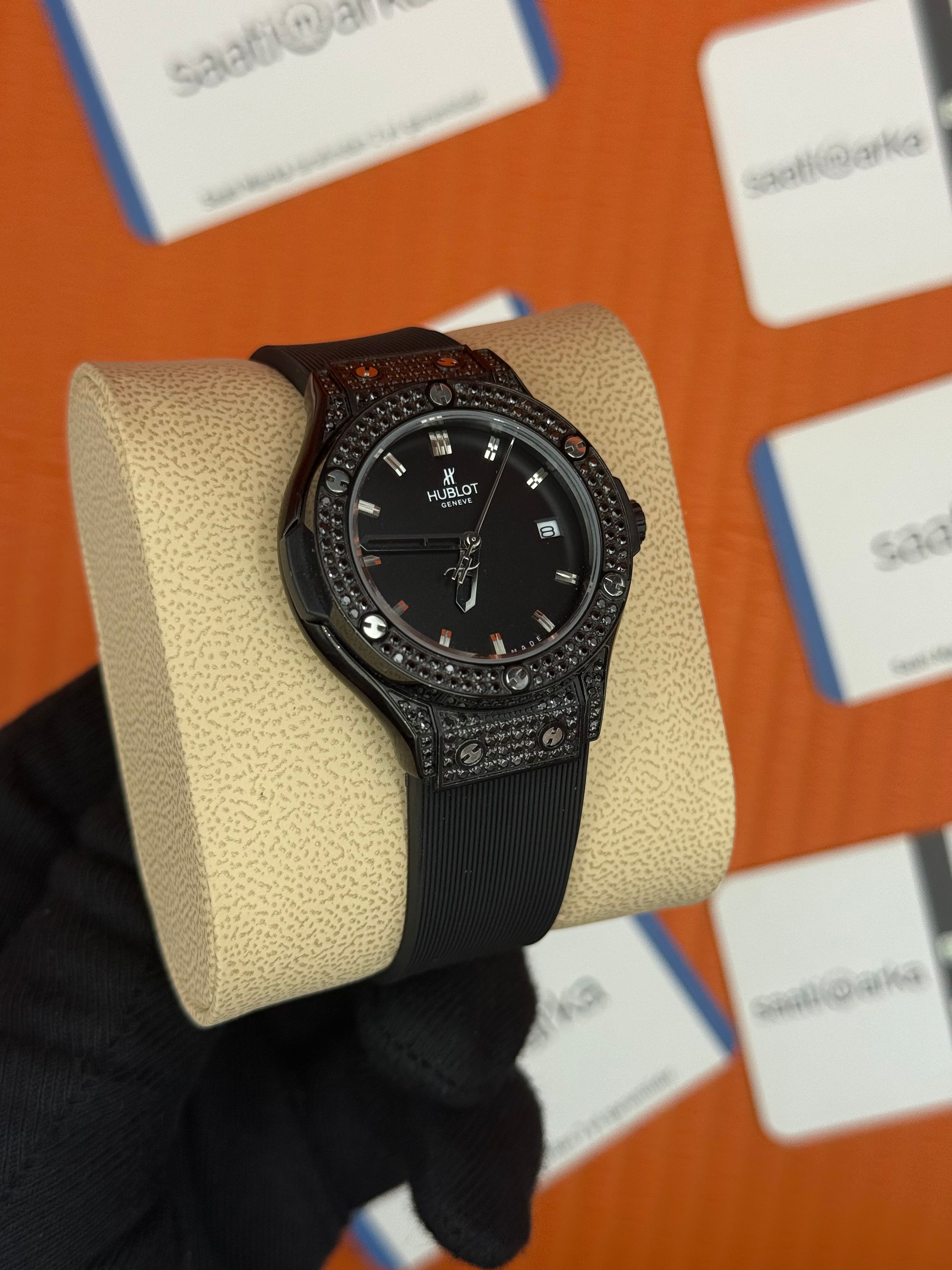 HUBLOT taşlı bezel siyah kasa siyah kadran siyah kauçuk kordon kadın kol saati