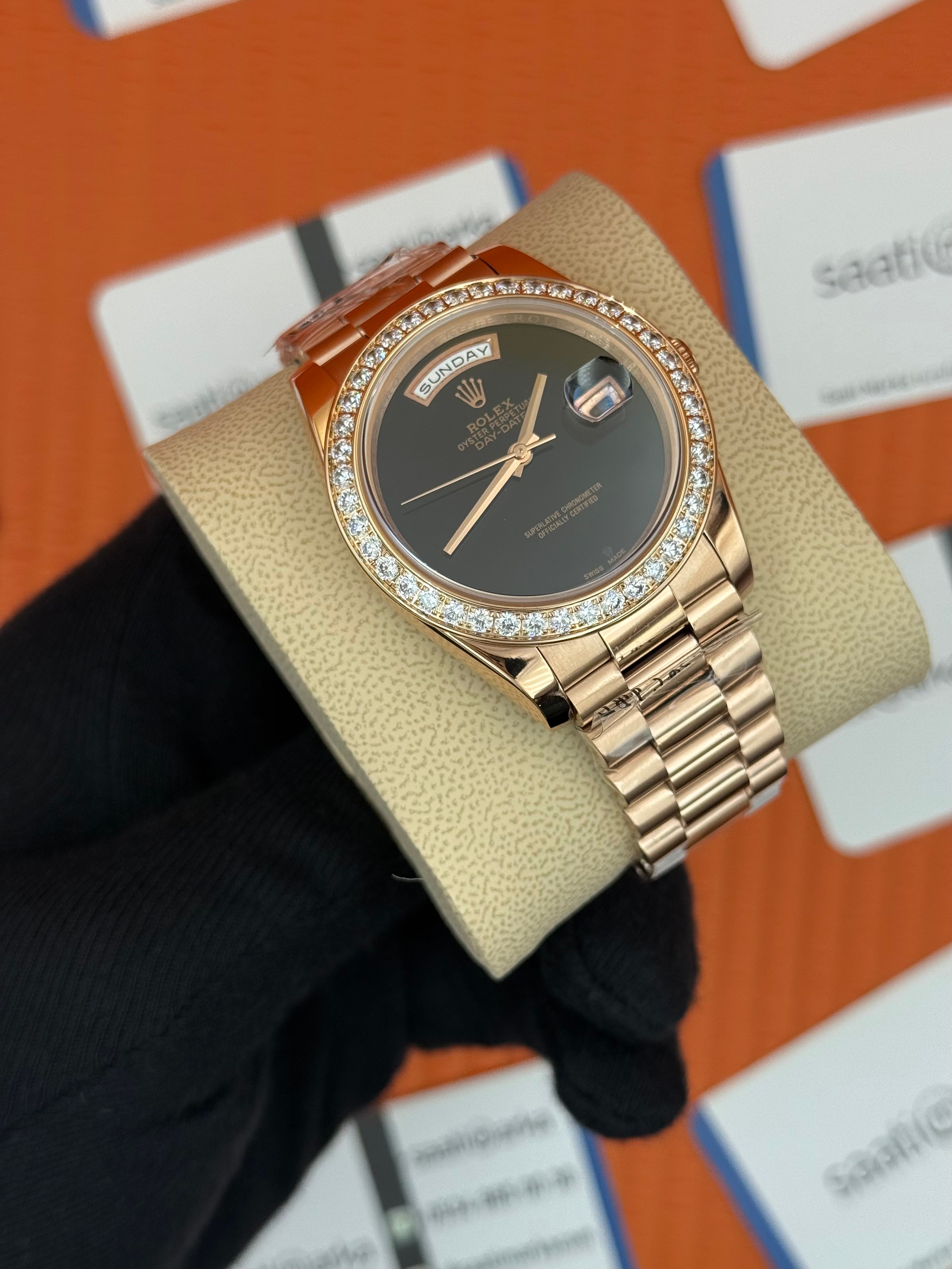 rolex Day Date taşlı bezel siyah kadran rose kasa-kordon oyster