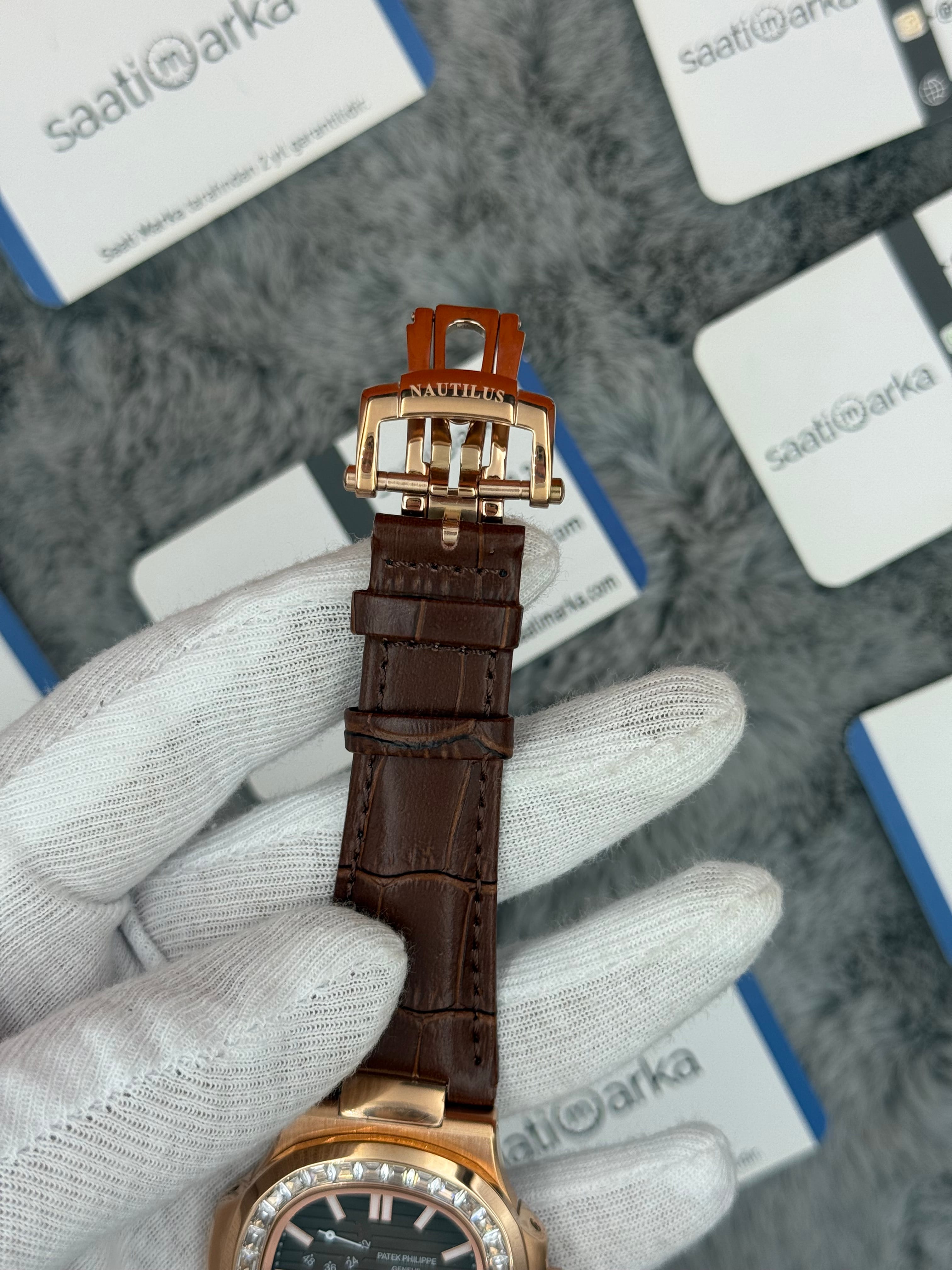 PATEK PHİLİPPE nautilus moontphase 5712 taşlı bezel kahverengi kadran kahverengi deri korodon 40mm erkek kol saati