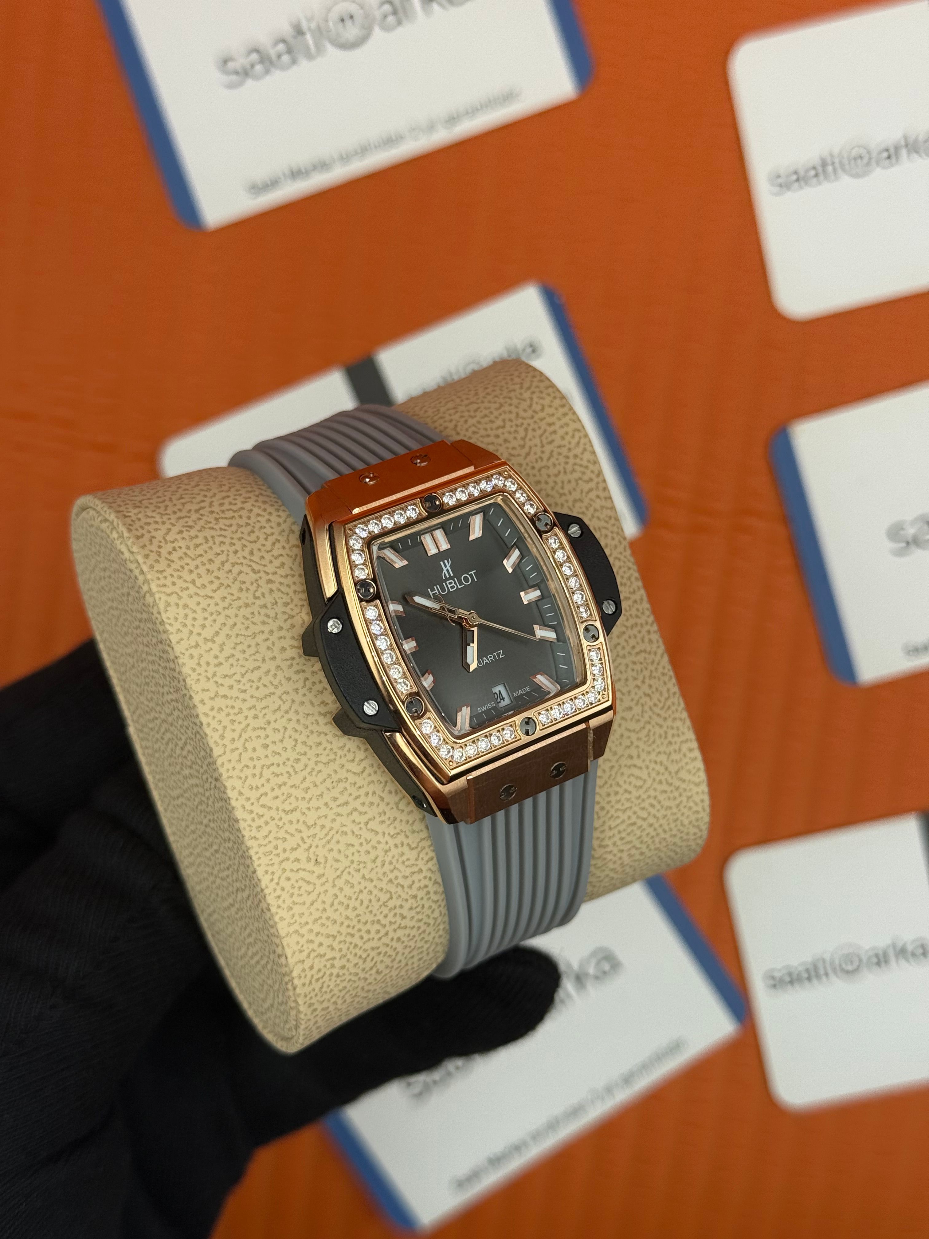 HUBLOT taşlı bezel rose kasa gri kadran gri kauçuk kordon kadın kol saati