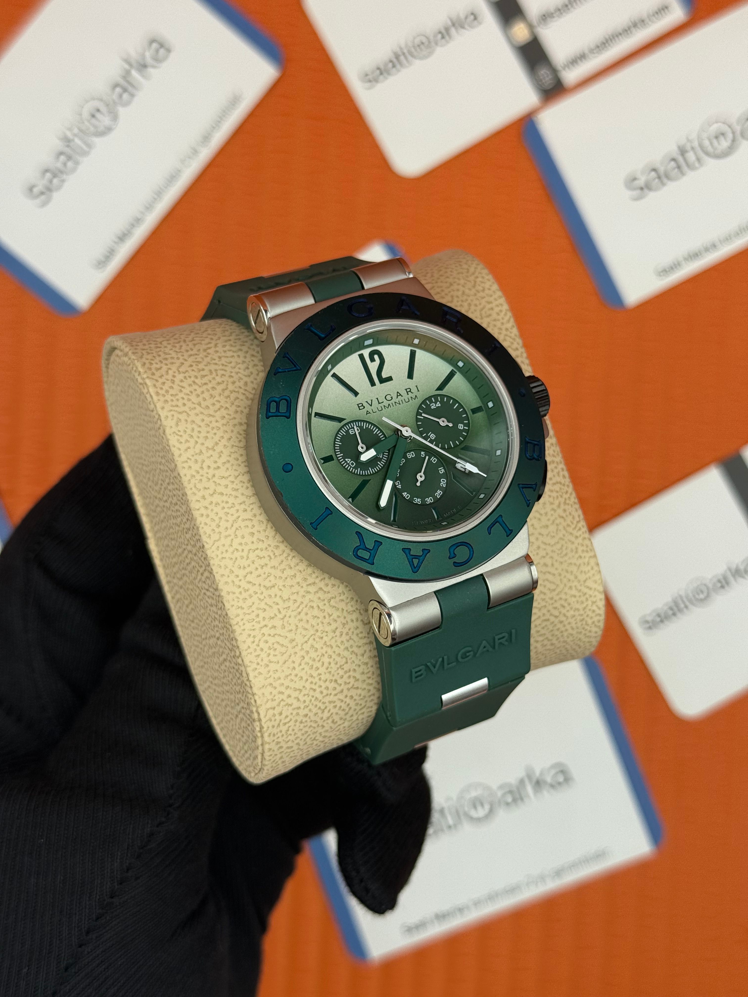 BVLGARI 104076 aluminium kasa yeşil kadran yeşil kauçuk kordon 