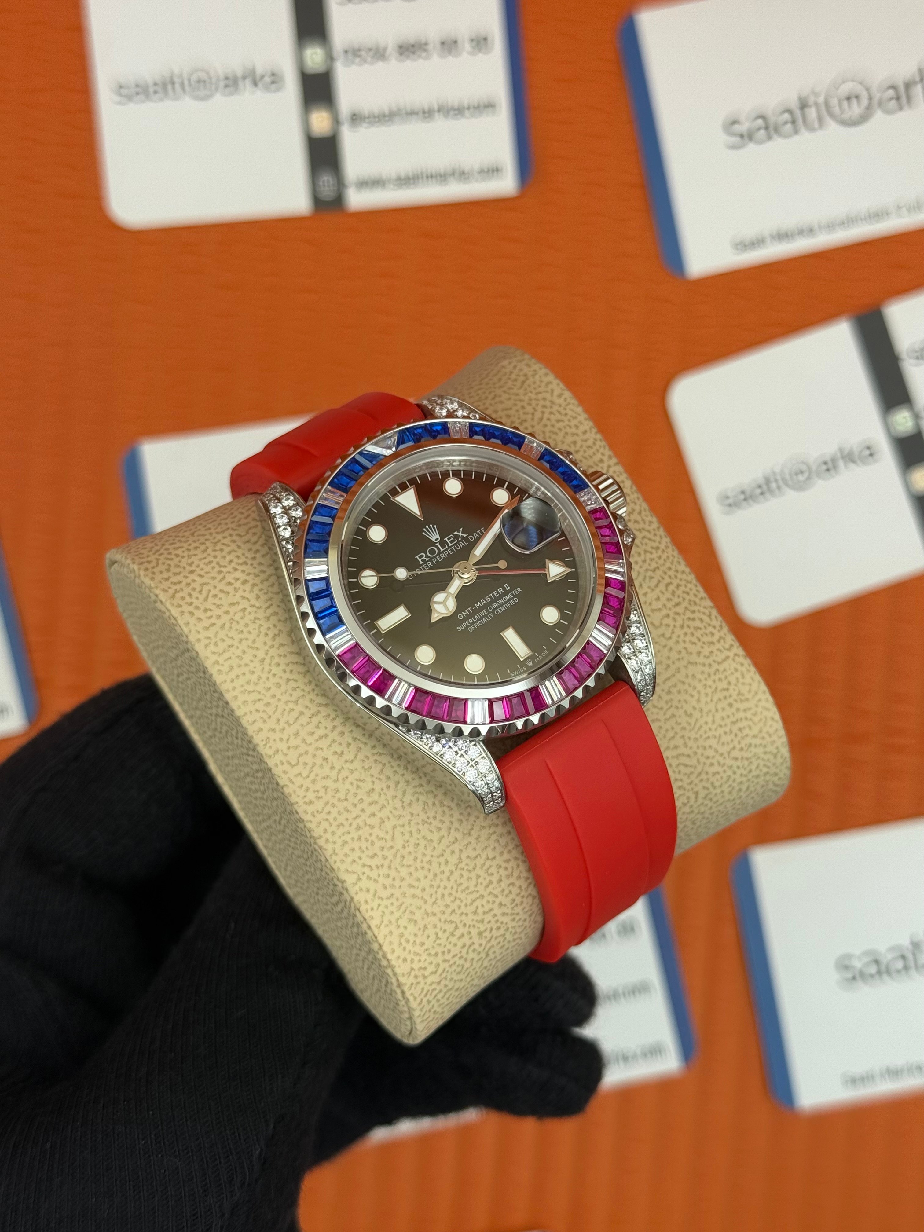 ROLEX GMT Master taşlı bezel siyah kadran kırmızı kauçuk kordon