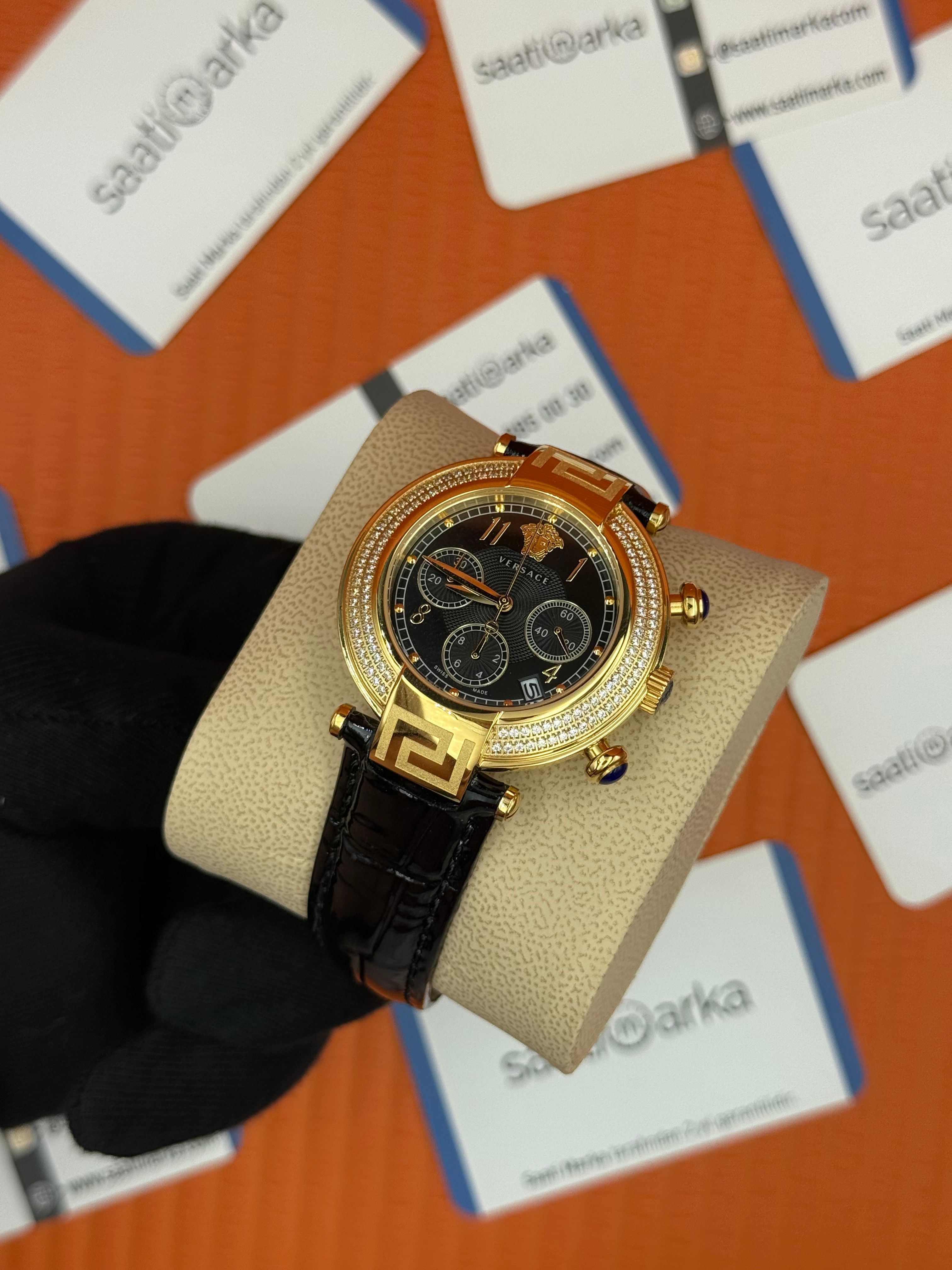 VERSACE taşlı bezel siyah kadran siyah deri kordon gold kasa kadın kol saati
