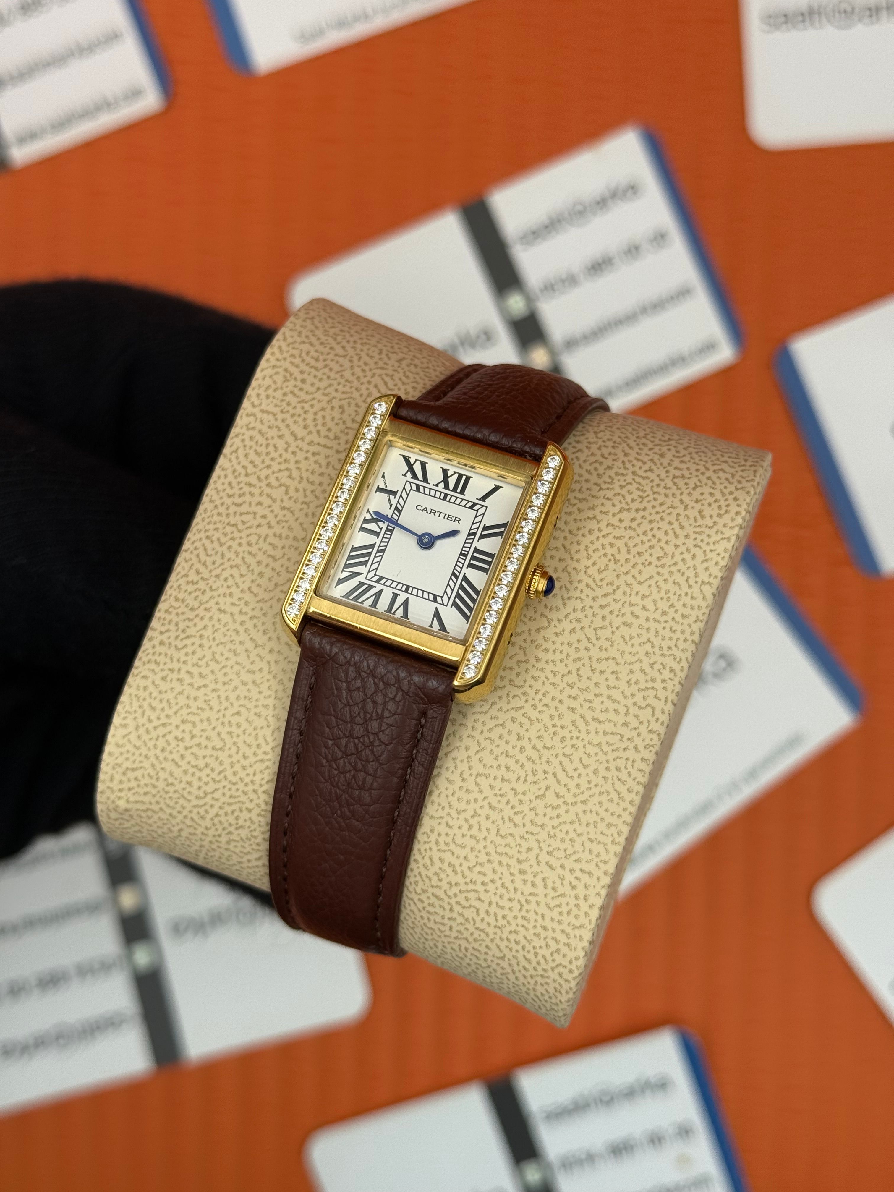 CARTIER Tank 29mm kadın kol saati gold kasa taşlı bezel kahverengi deri kordon
