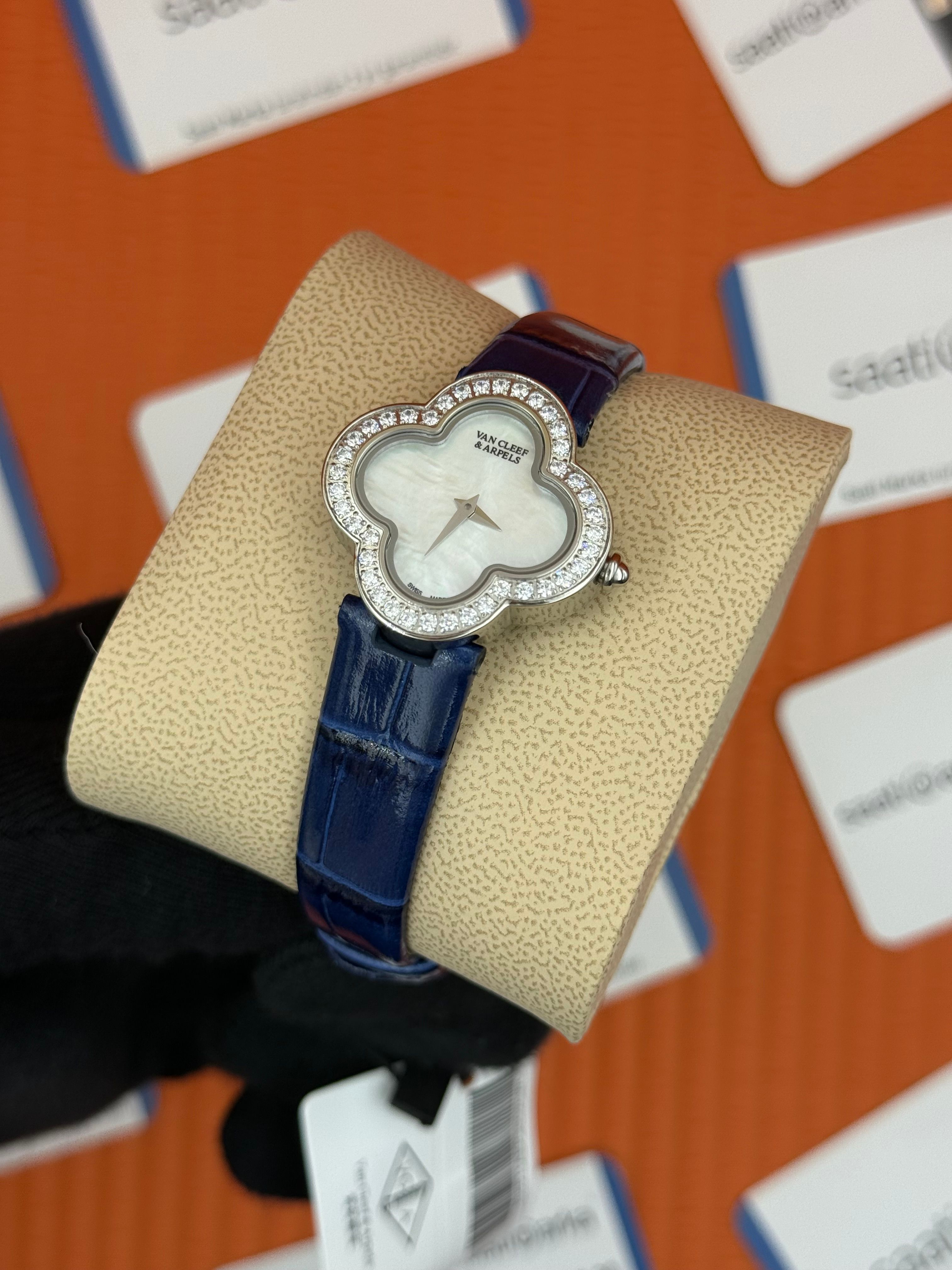 VAN CLEEF beyaz kadran lacivert deri kordon silver kasa taşlı bezel kadın kol saati