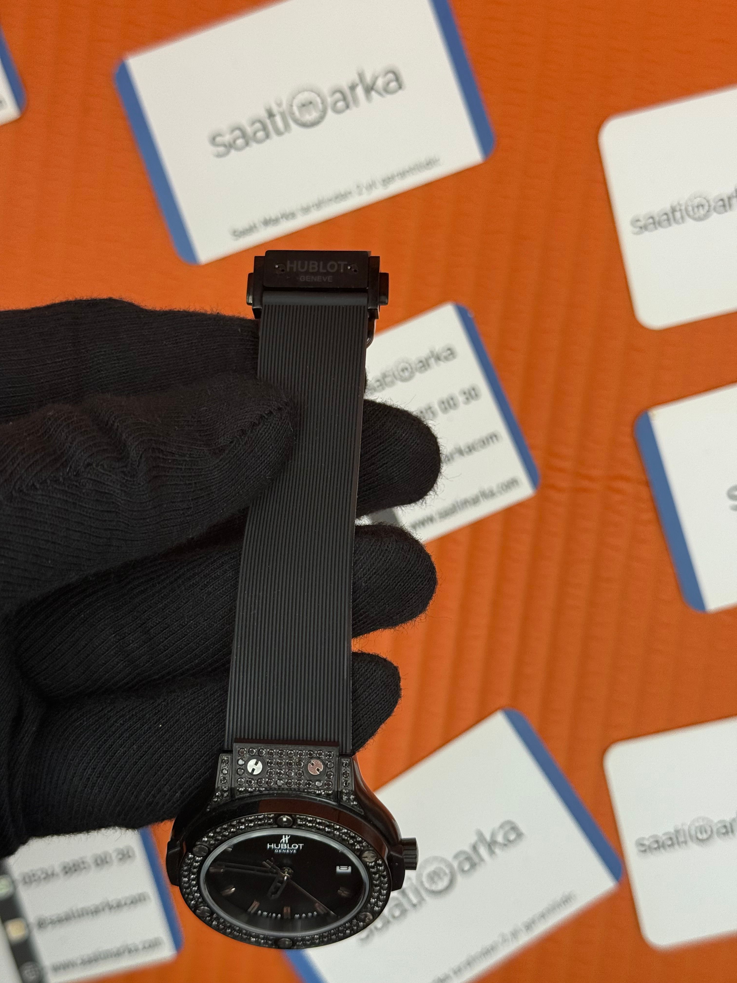 HUBLOT taşlı bezel siyah kasa siyah kadran siyah kauçuk kordon kadın kol saati