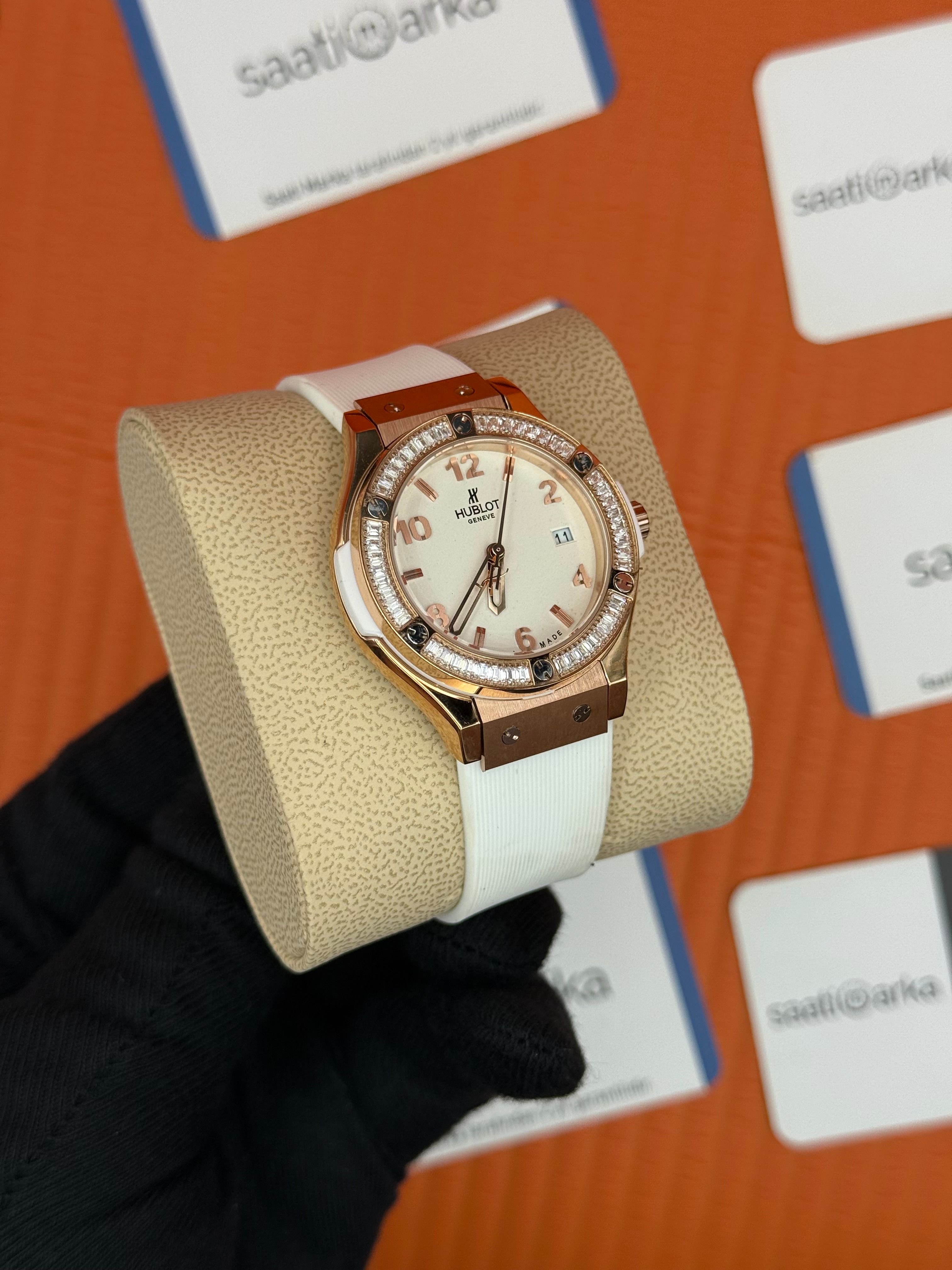 HUBLOT taşlı bezel beyaz kadran rose kasa beyaz kauçuk kordon kadın kol saati