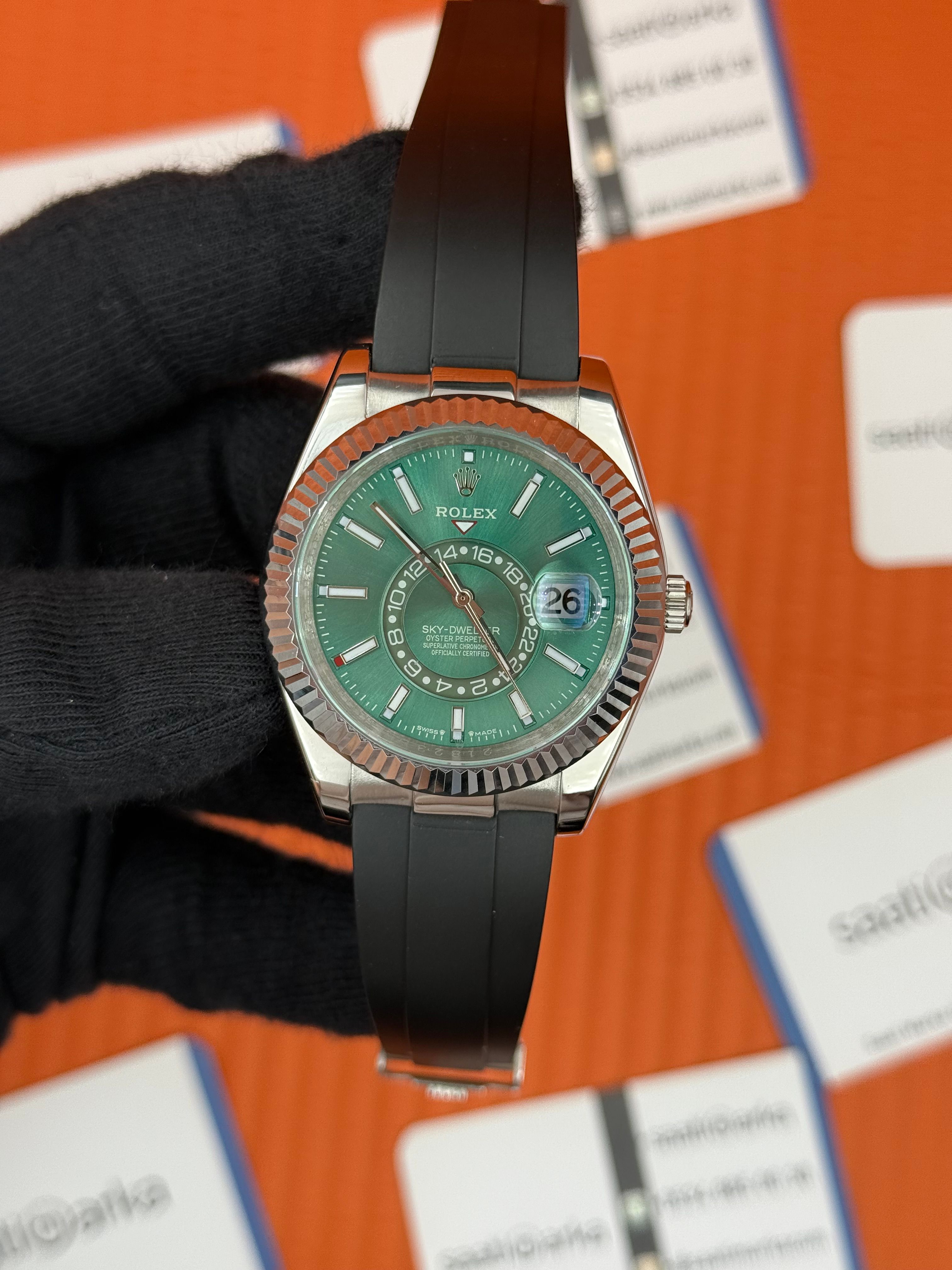 ROLEX Sky Dweller yeşil kadran kauçuk siyah kordon
