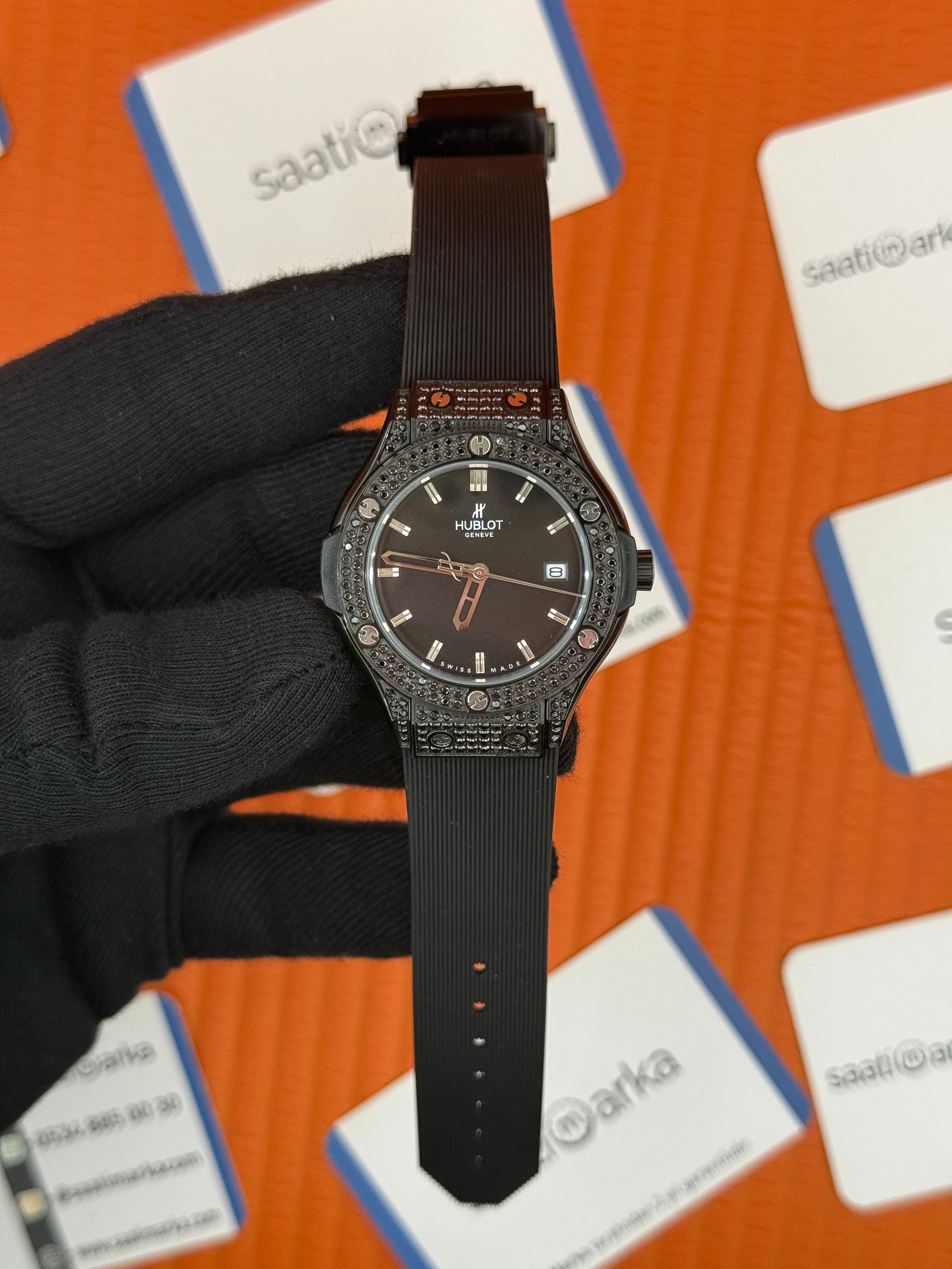 HUBLOT taşlı bezel siyah kasa siyah kadran siyah kauçuk kordon kadın kol saati