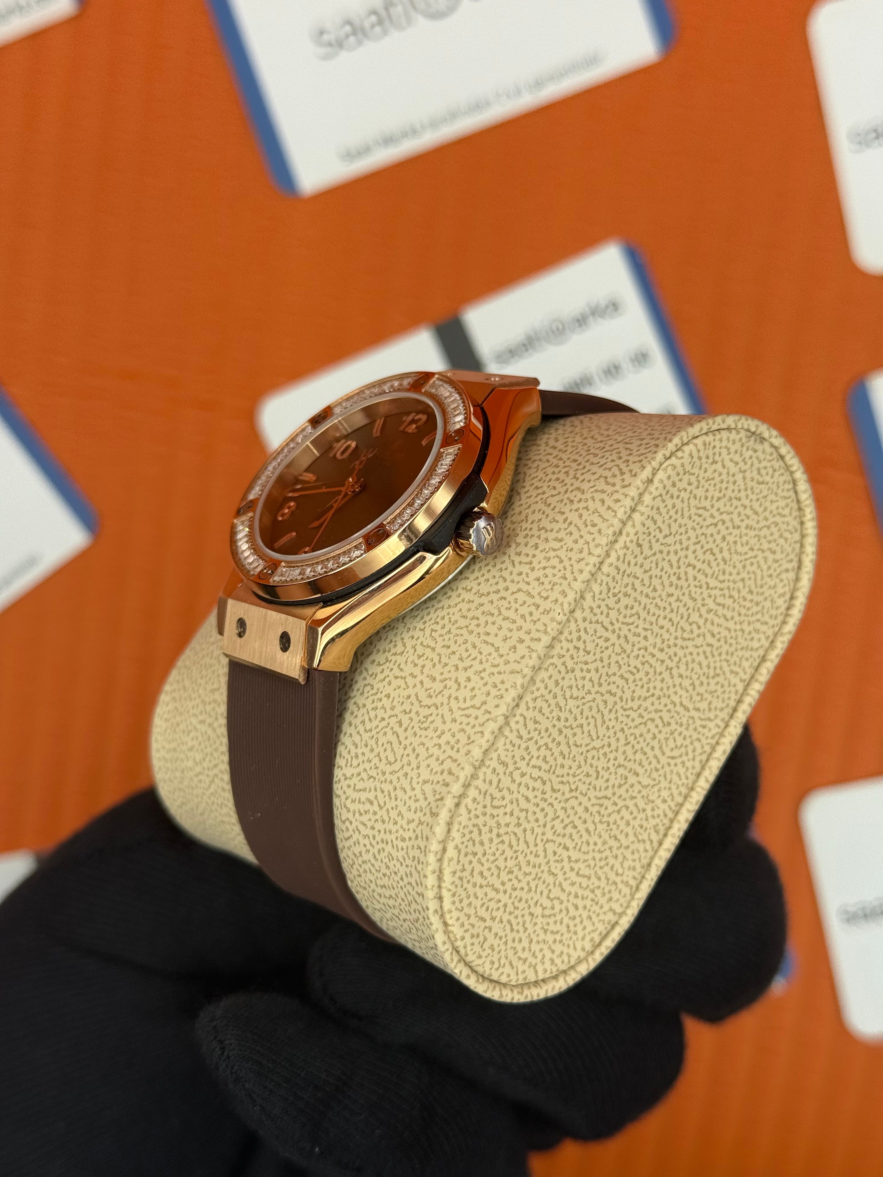 HUBLOT taşlı bezel kahverengi kadran rose kasa kahverengi kauçuk kordon kadın kol saati