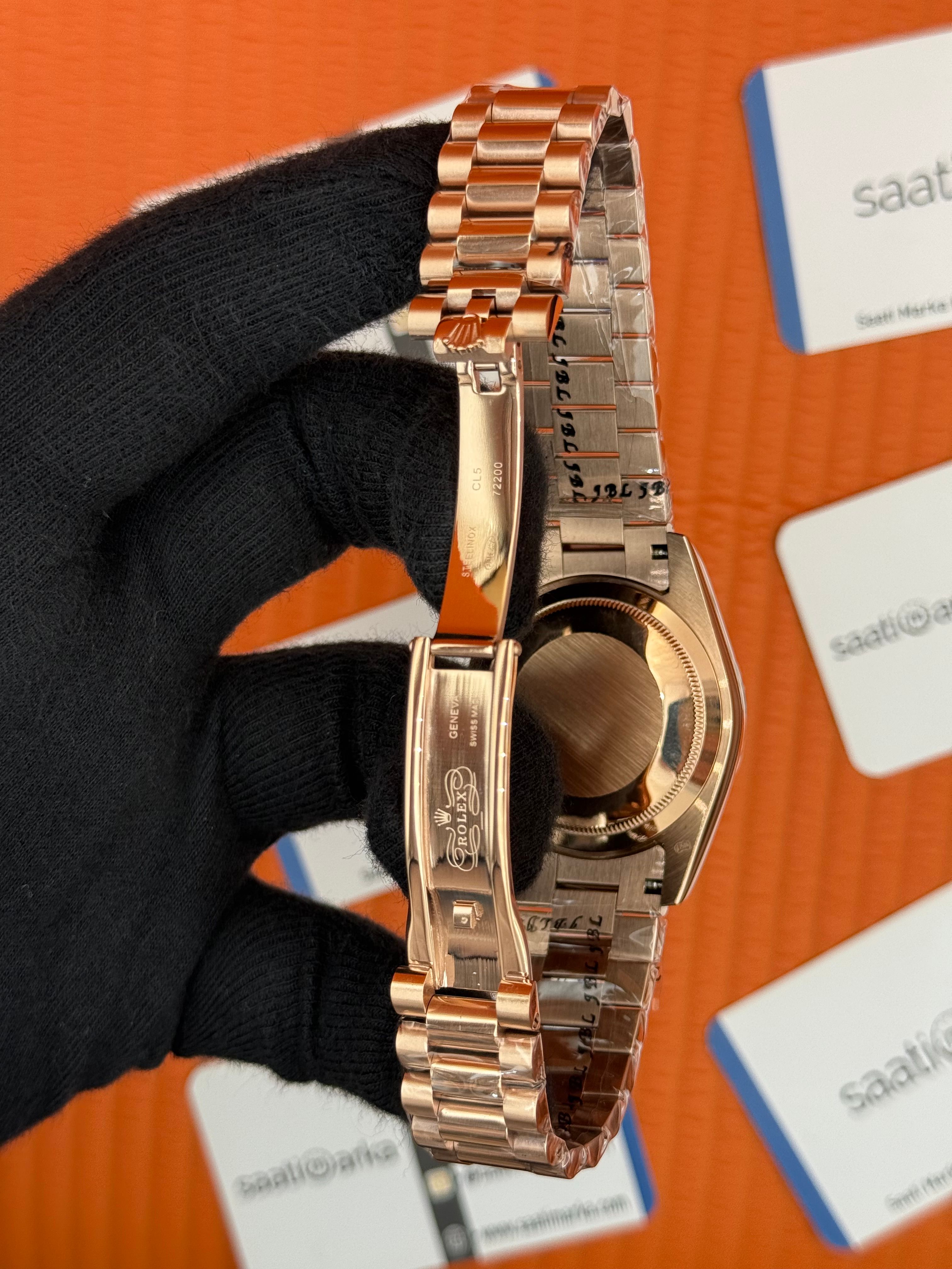 ROLEX Day Date roma rakamlı siyah kadran rose kasa-kordon oyster
