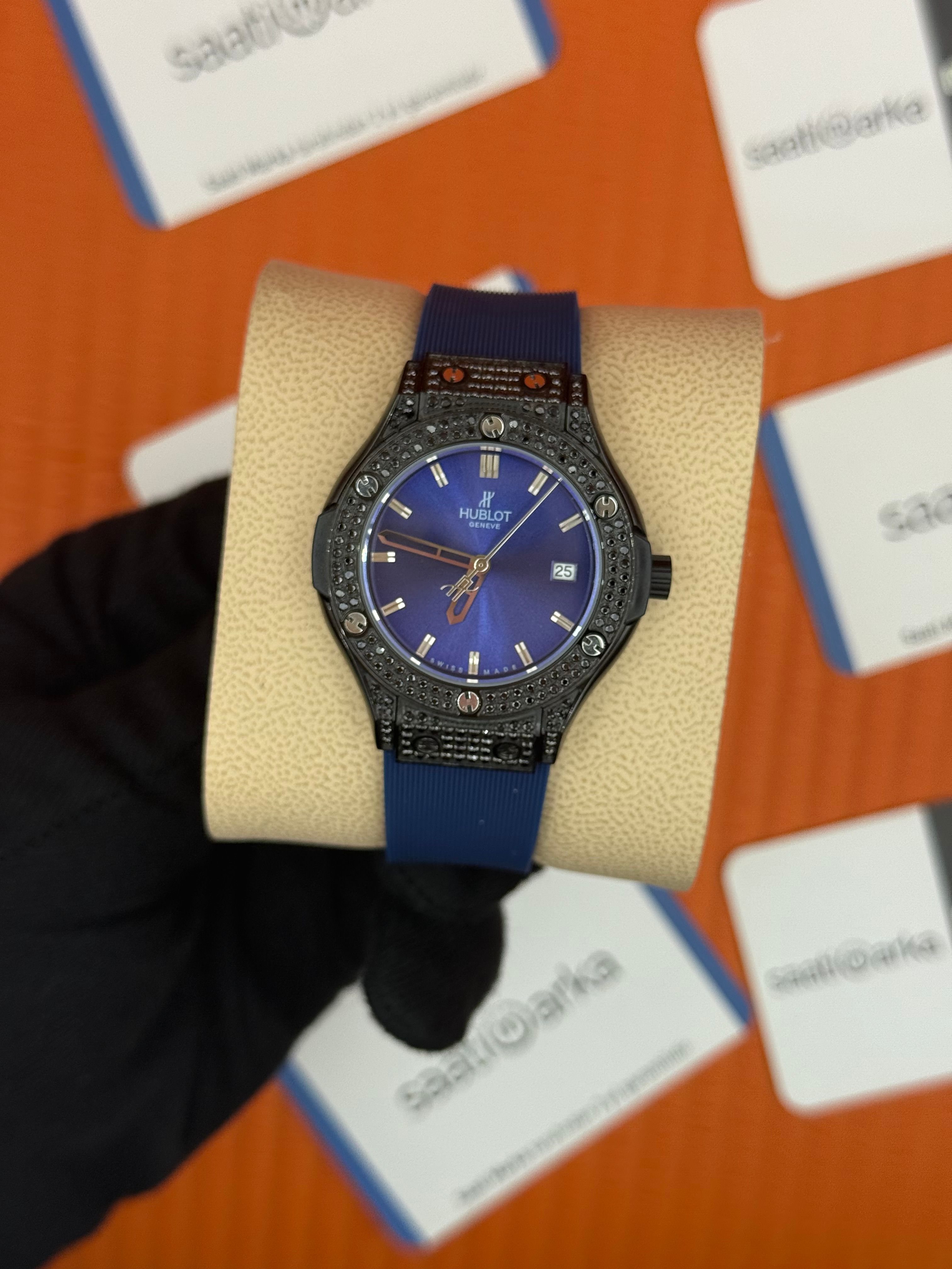 HUBLOT taşlı bezel siyah kasa mavi kadran mavi kauçuk kordon kadın kol saati