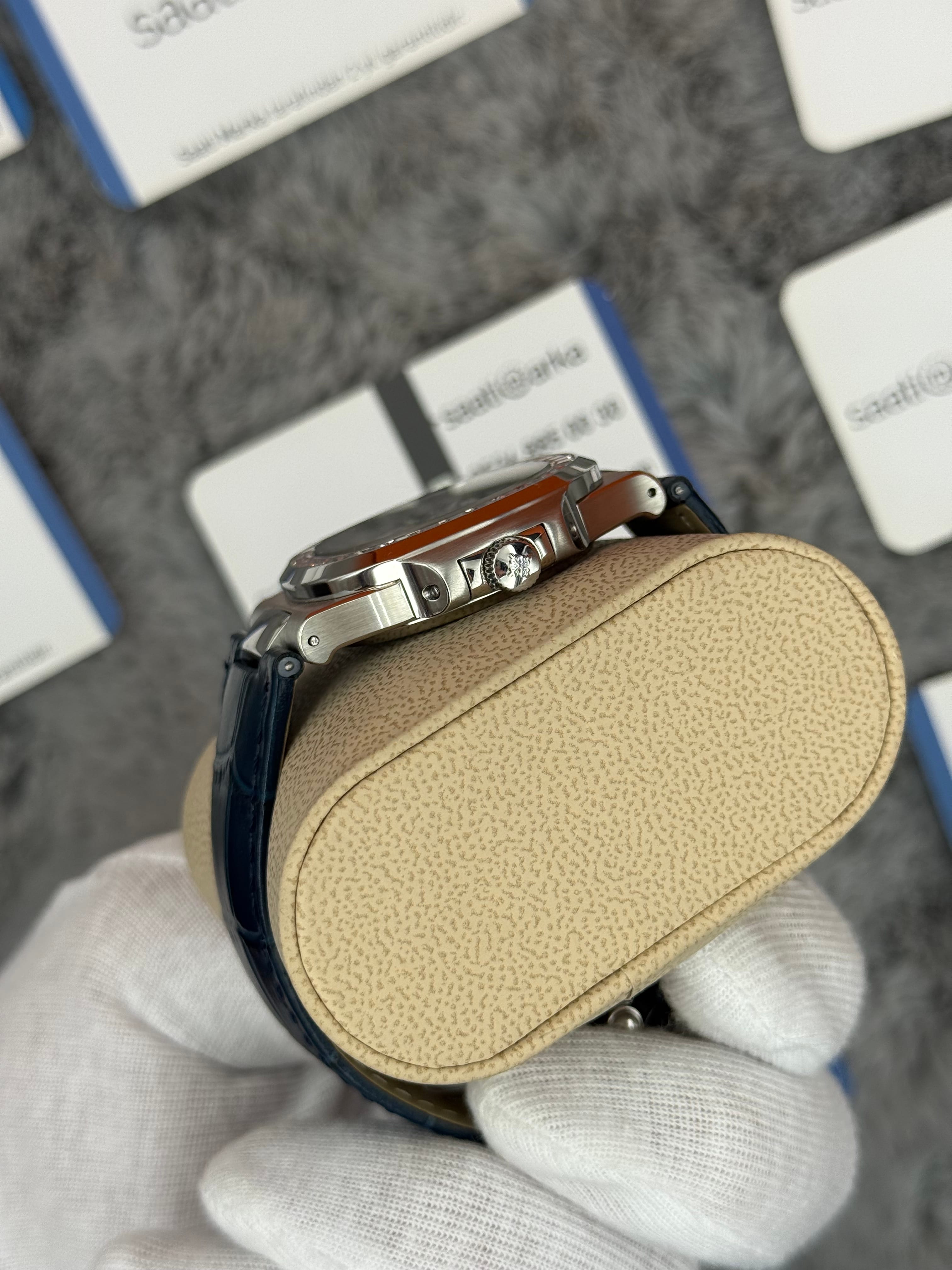PATEK PHİLİPPE nautilus moontphase 5712 taşlı bezel lacivert kadran lacivert deri kordon silver kasa 40mm erkek kol saati