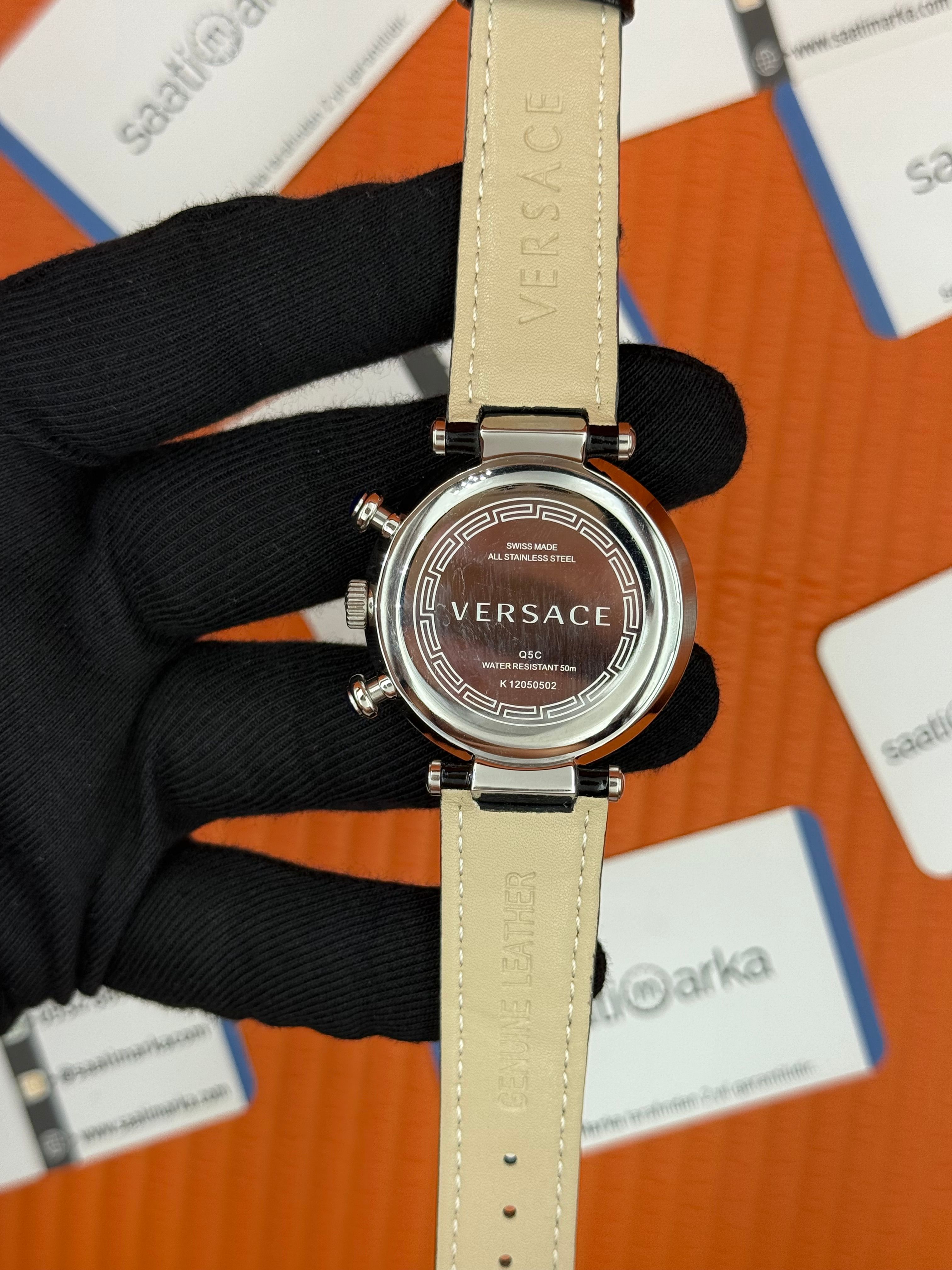 VERSACE taşlı bezel siyah kadran siyah deri kordon silver kasa kadın kol saati
