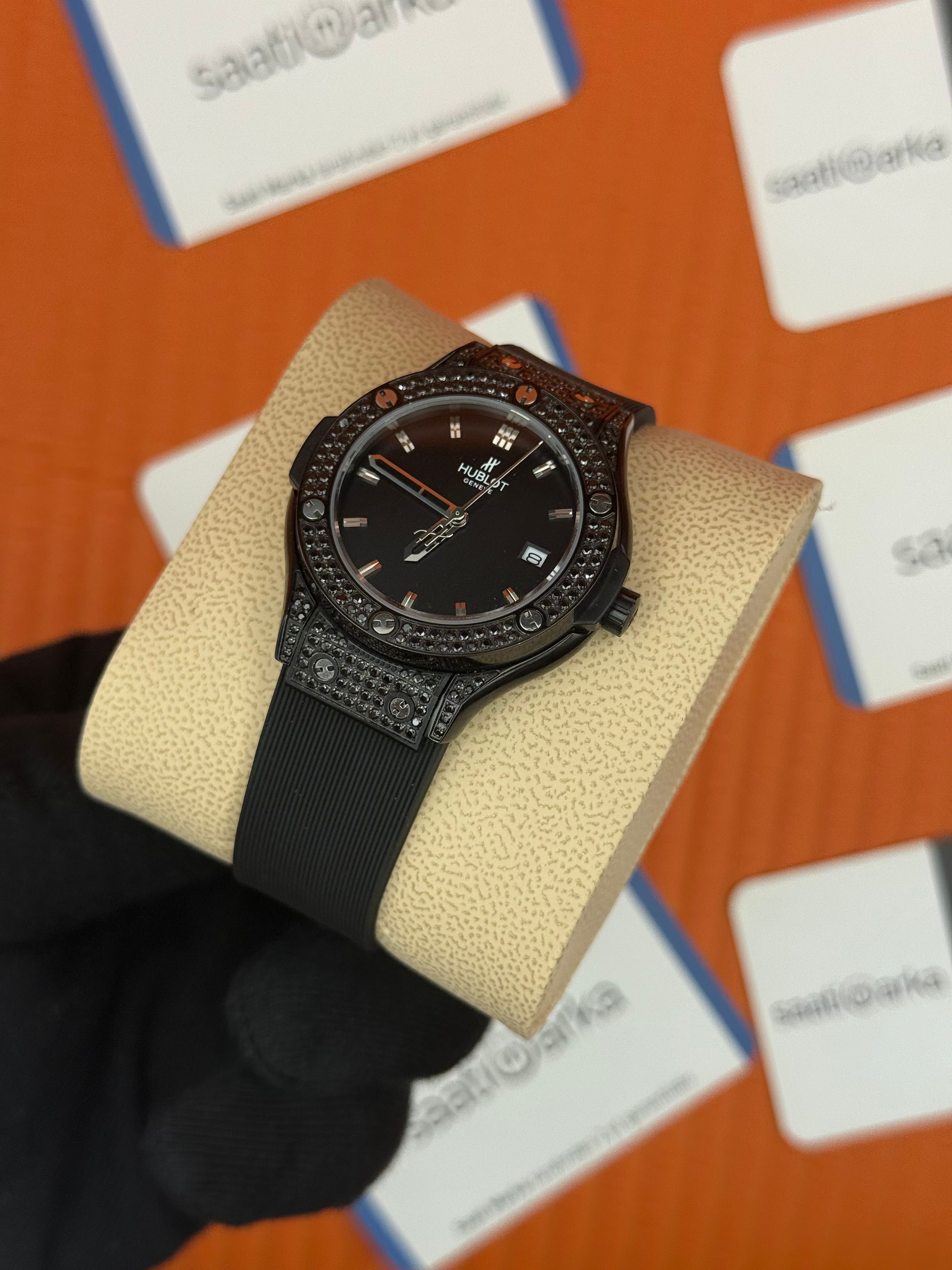 HUBLOT taşlı bezel siyah kasa siyah kadran siyah kauçuk kordon kadın kol saati