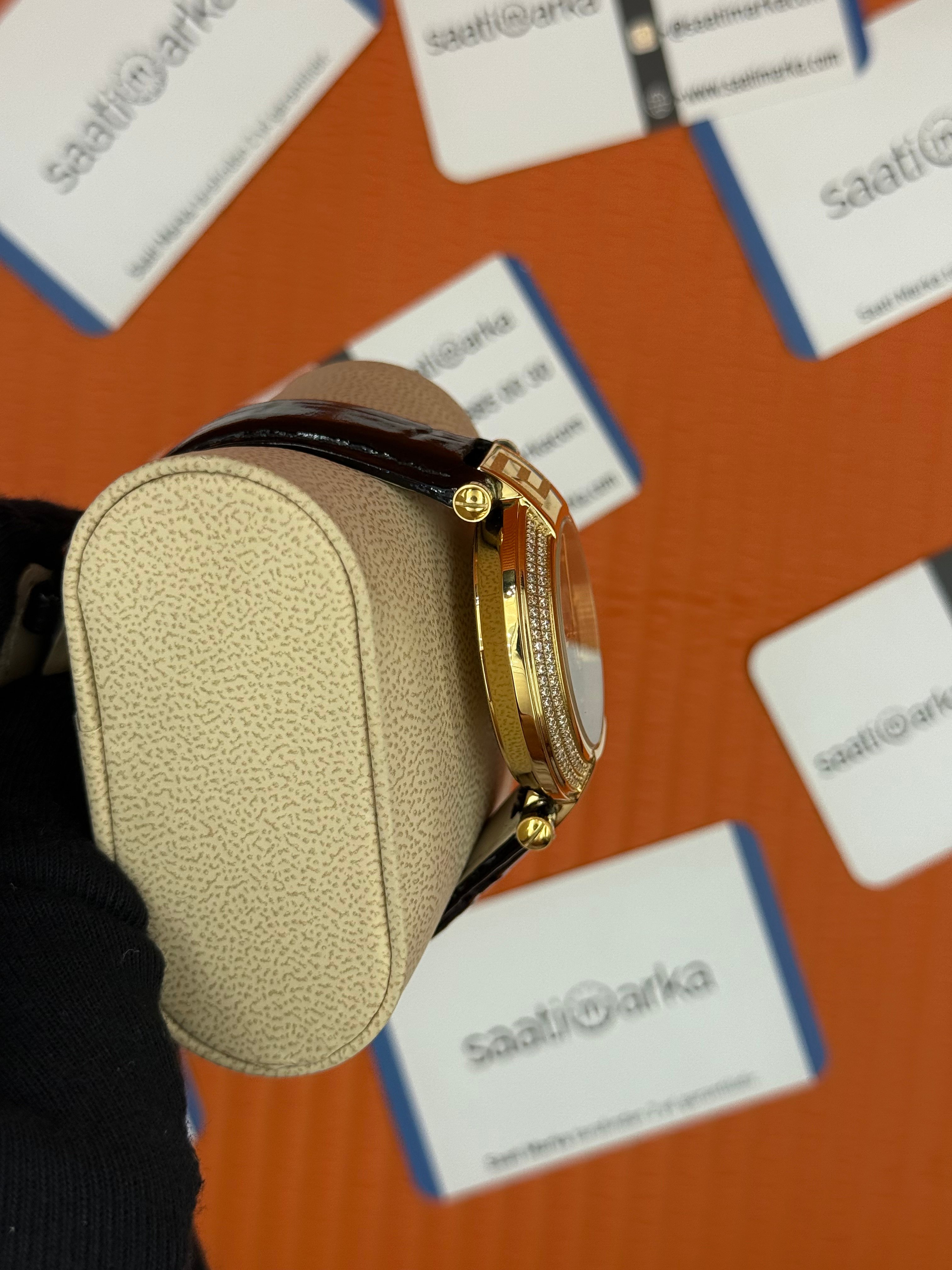 VERSACE taşlı bezel siyah kadran siyah deri kordon gold kasa kadın kol saati