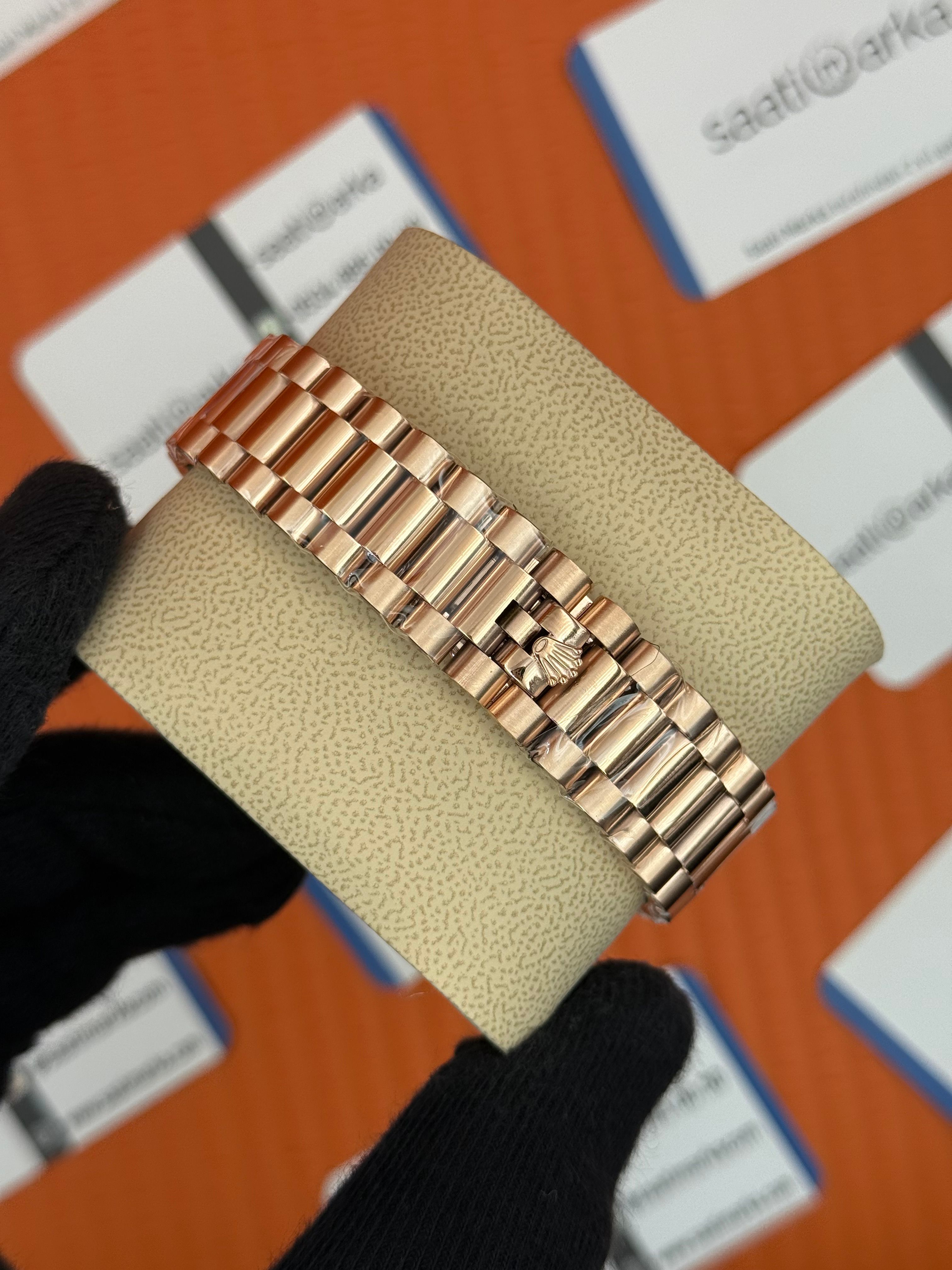 ROLEX Day Date roma rakamlı yeşil kadran rose kasa-kordon oyster