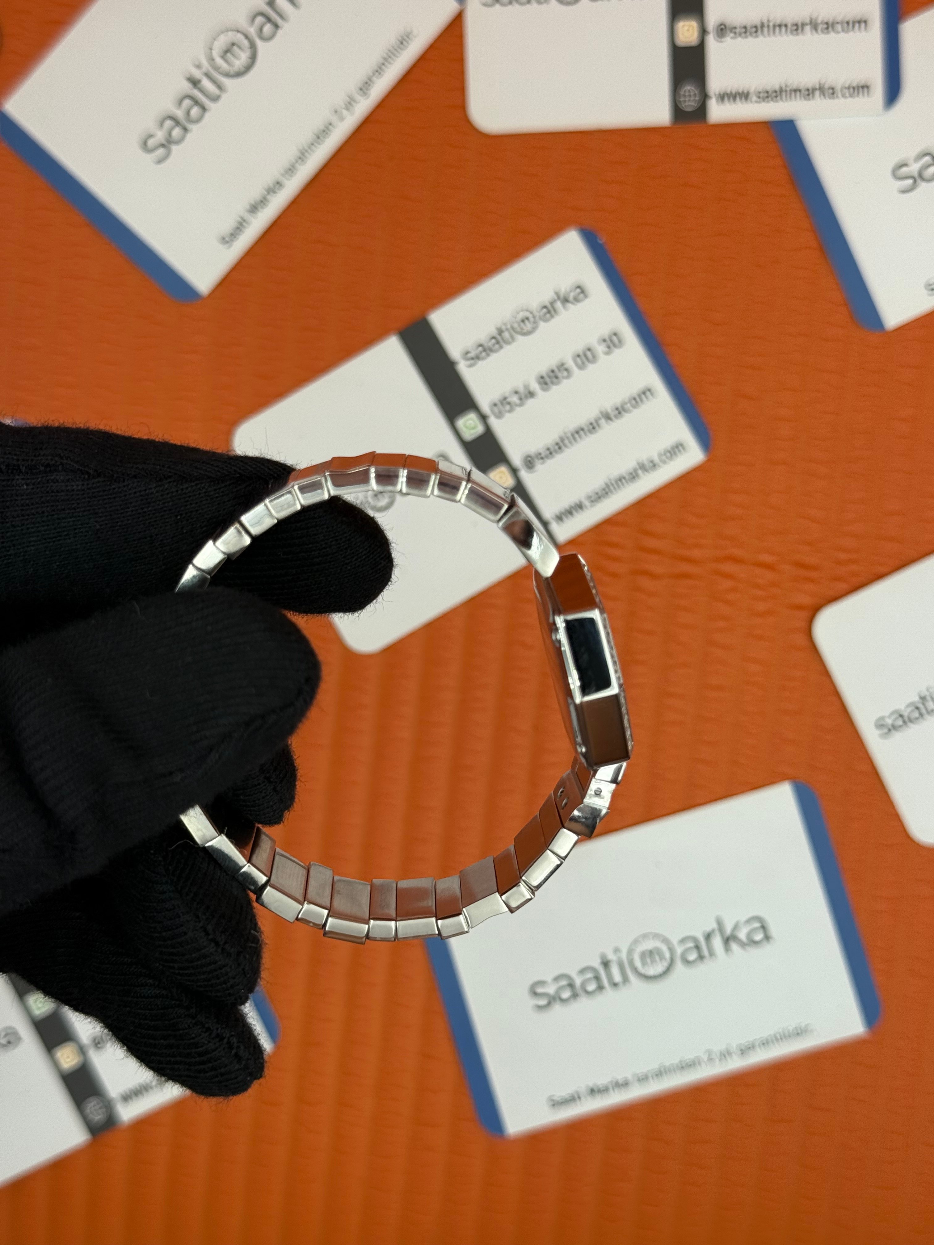 DİOR taşlı bezel siyah kadran silver kasa kordon kadı  kol saati