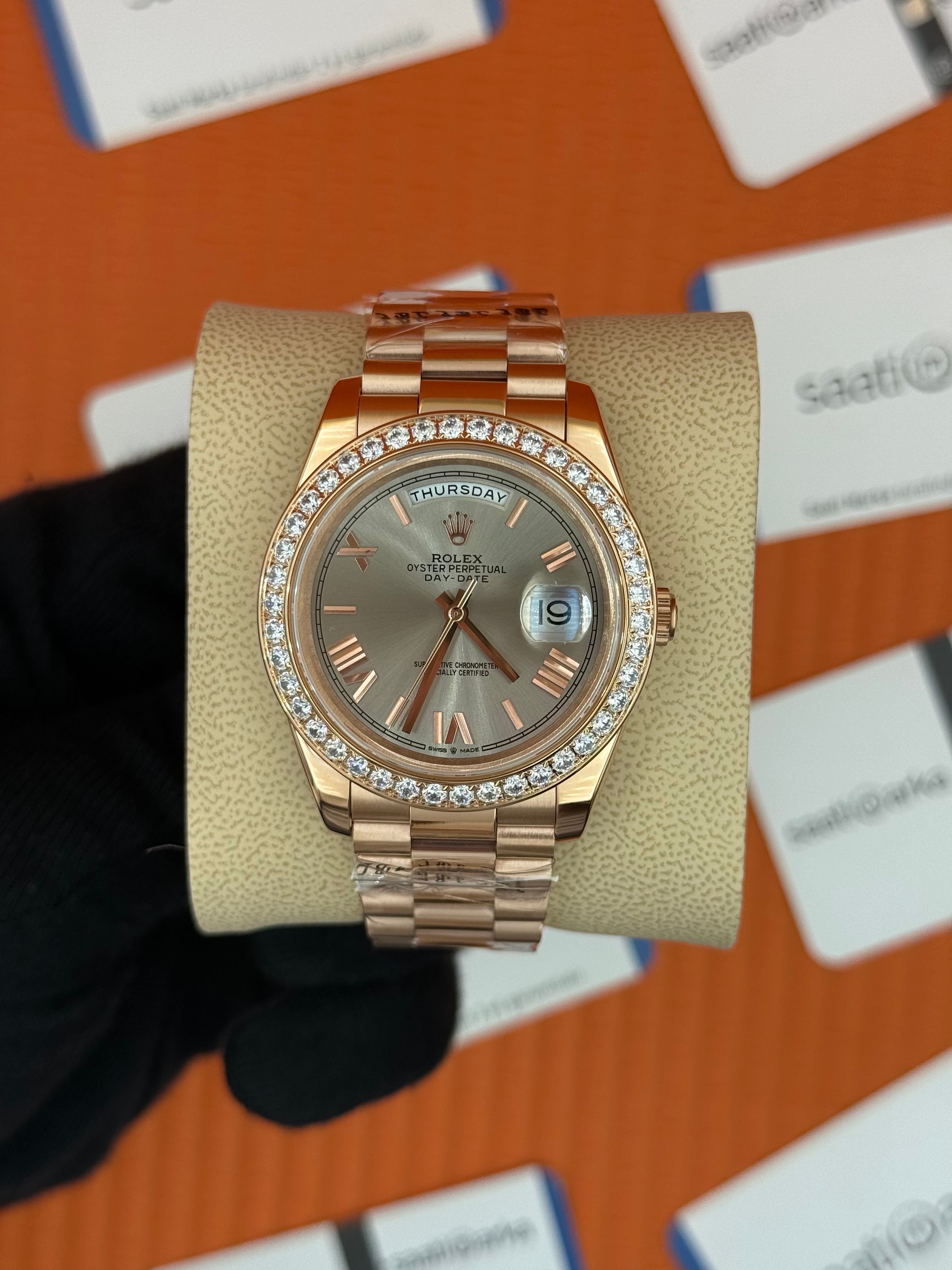 ROLEX Day Date taşlı bezel roma rakamlı gri kadran rose kasa-kordon oyster