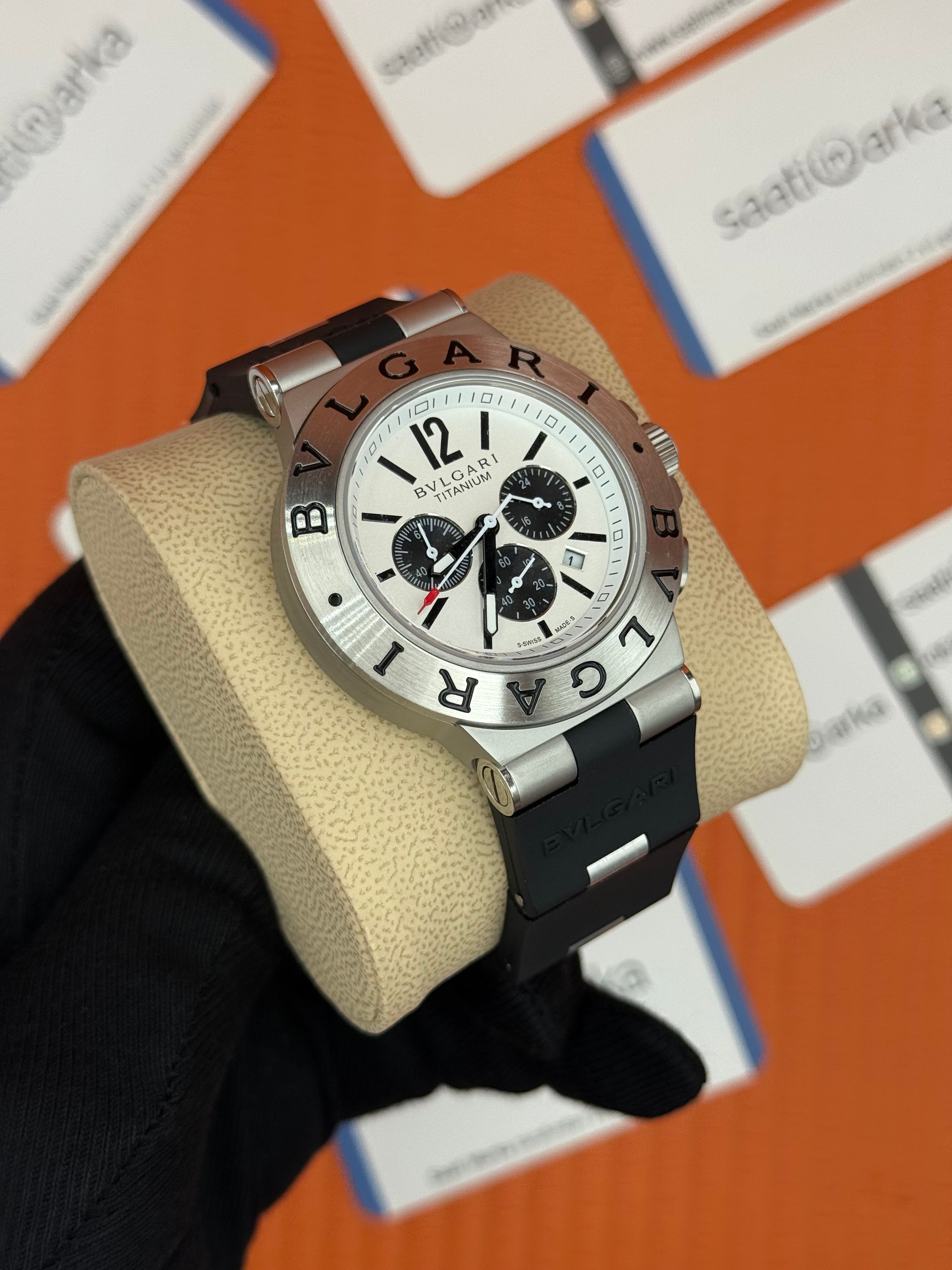 BVLGARI 103722 Aluminium kasa kauçuk siyah kordon erkek kol saati