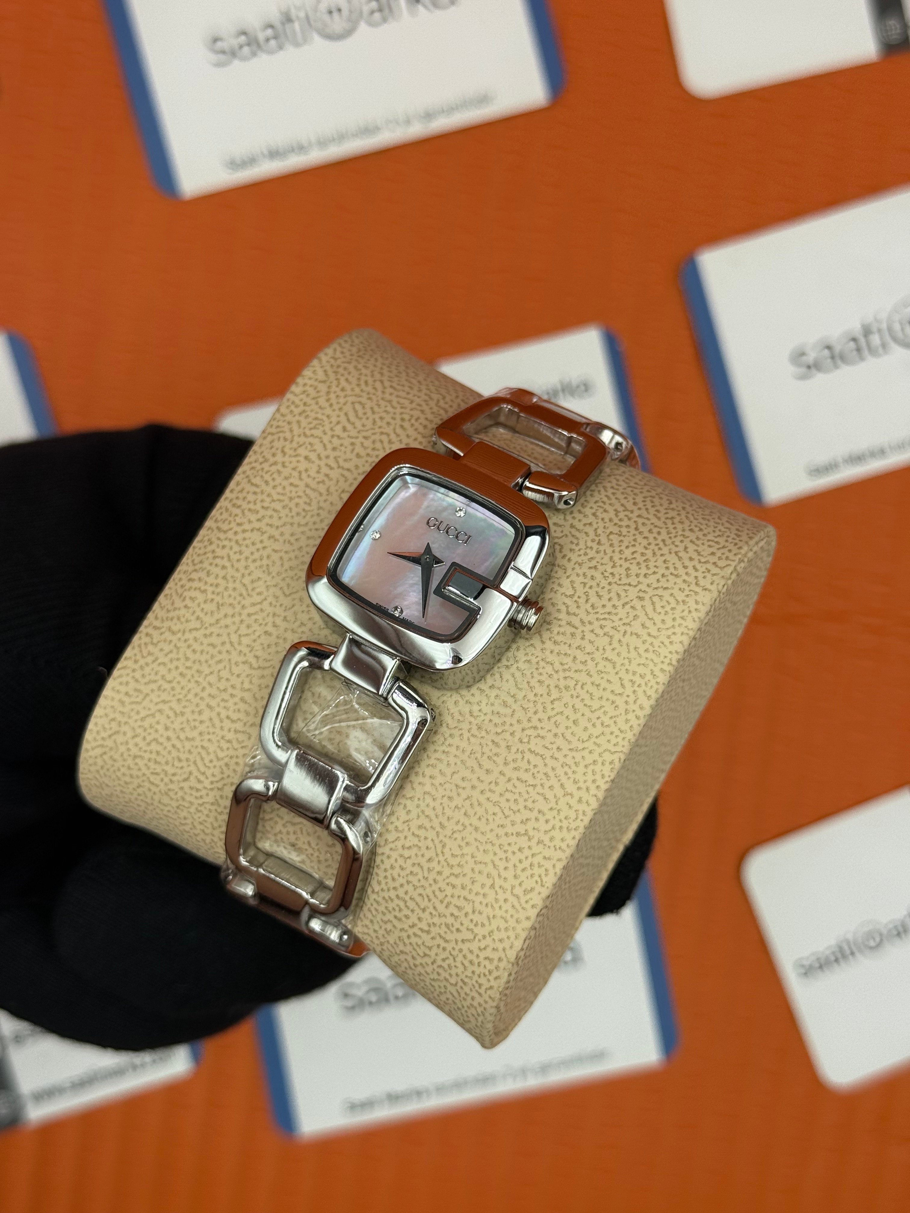 GUCCI YA125502 beyaz sedefli kadran silver kasa kordon kadın kol saati