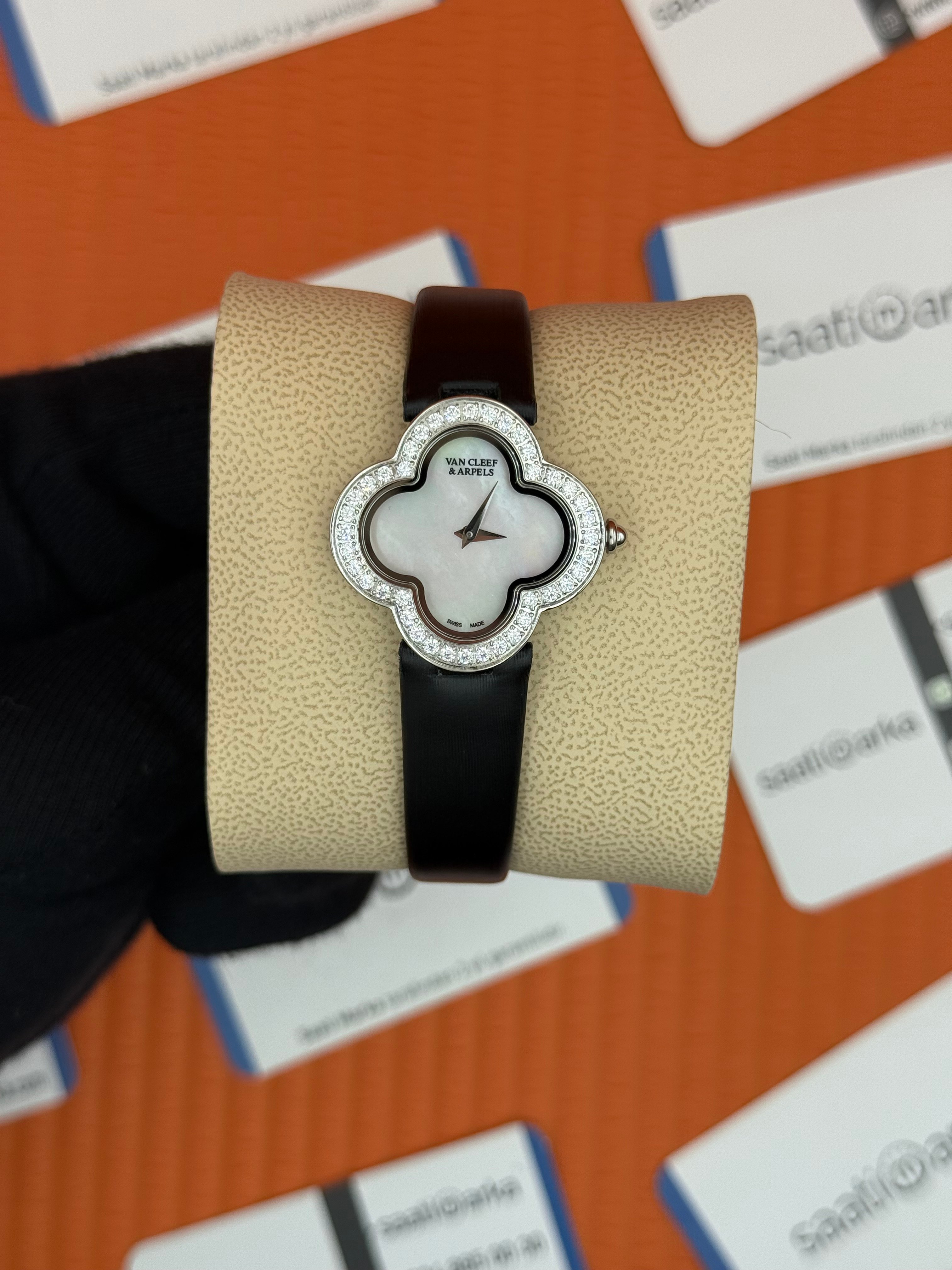 VAN CLEEF beyaz kadran siyah deri kordon taşlı bezel kadın kol saati